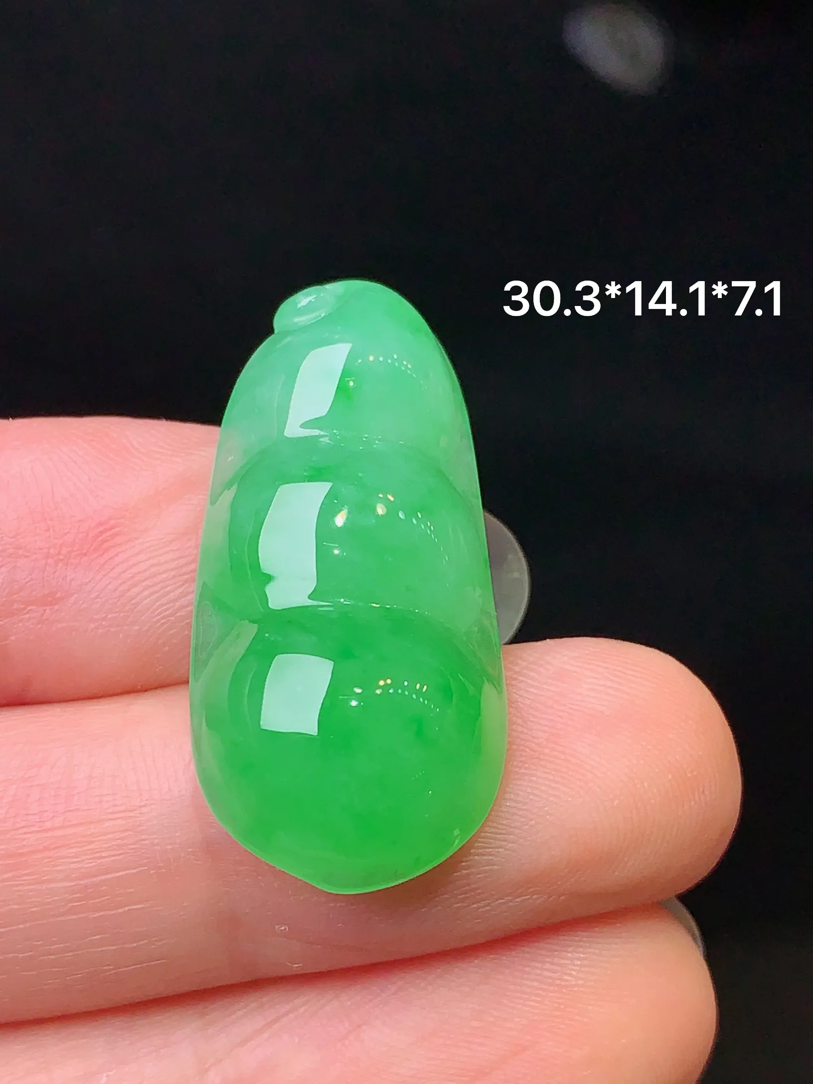 翠绿四季豆吊坠 玉质细腻 色泽艳丽 整体尺寸30.3*14.1*7.1