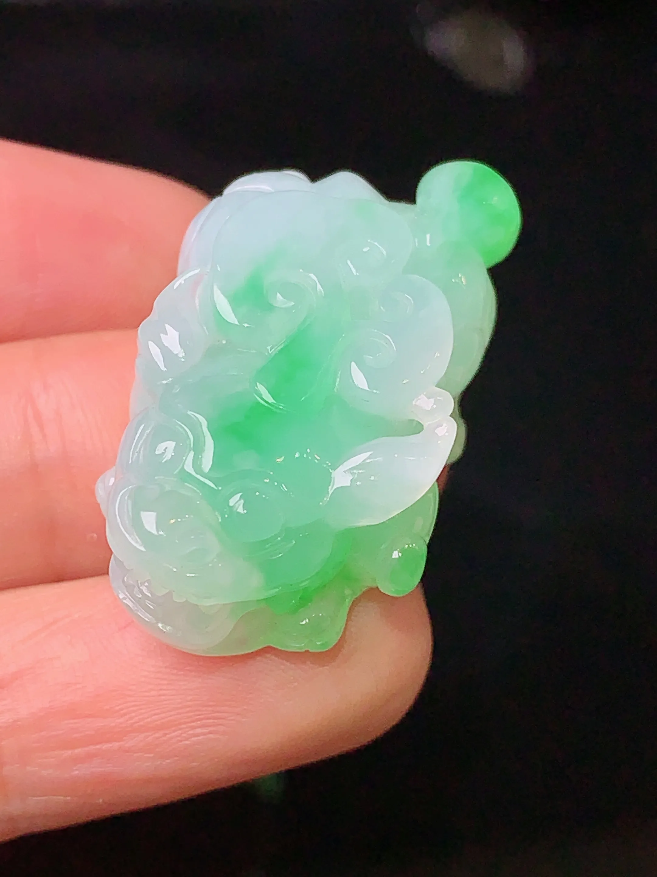 飘绿貔貅吊坠 玉质细腻 色泽艳丽 整体尺寸32.5*18*12.5
