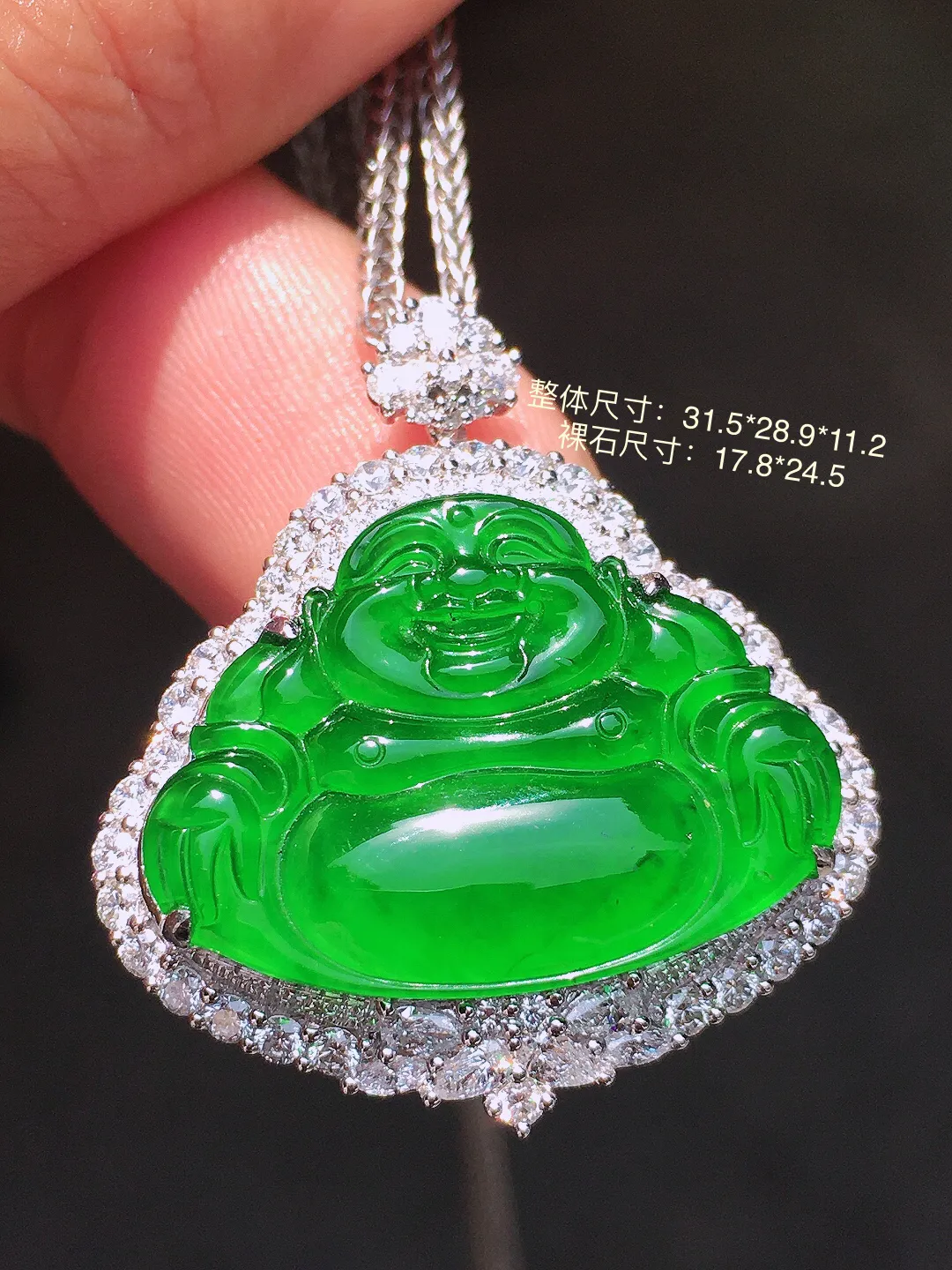 满绿佛公吊坠，色泽均匀浓郁，玉质细腻，荧光感超
强，饱满水润，气质满满。18k
金豪华镶嵌