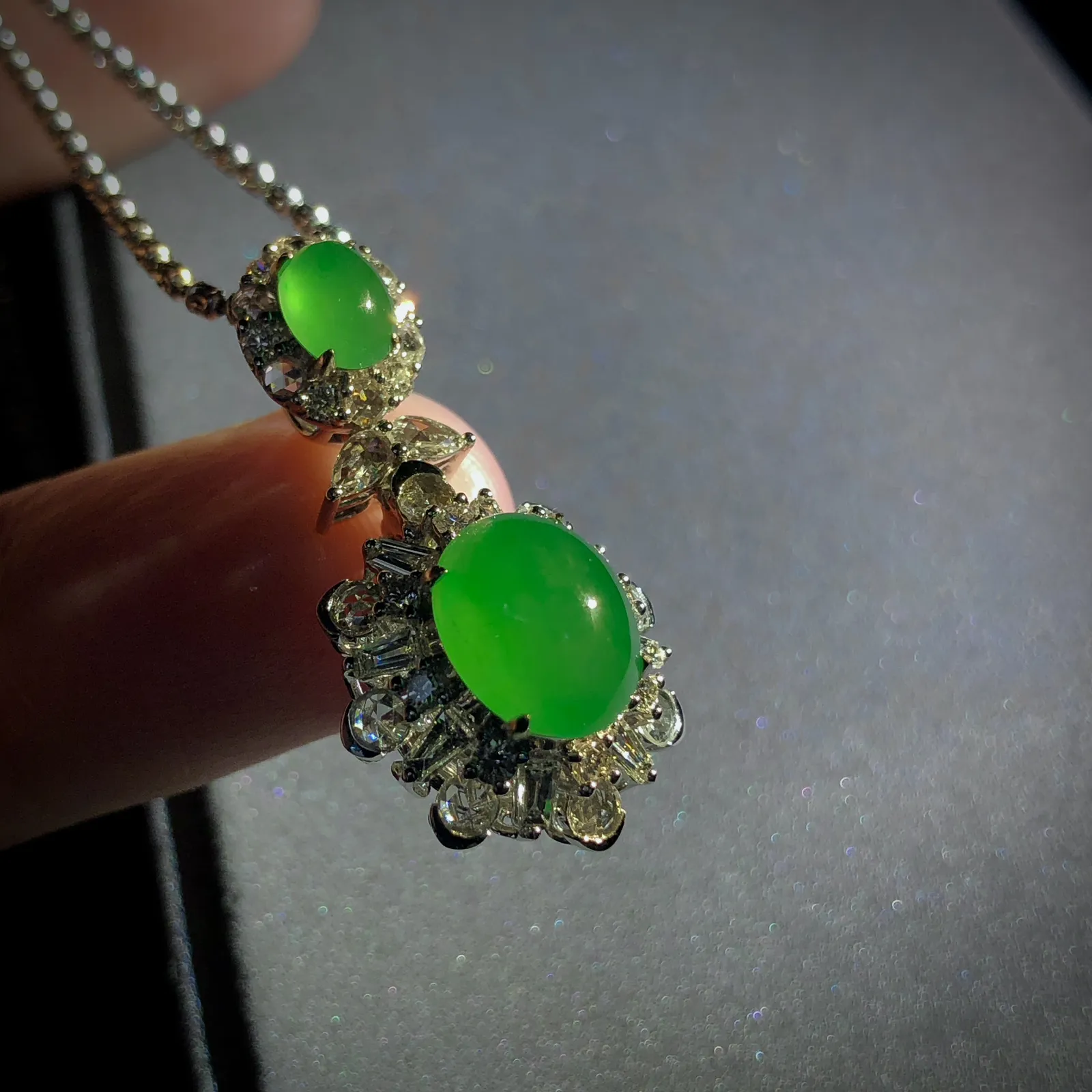 绿蛋面镶嵌套装，戒指裸石7-6.2-4.2mm，13#，
吊坠裸石9.5-7.8-4.5mm，5.8-4.5-2.6mm，
整体29.2-15-12.2mm，
18K金，南非钻，不含链，