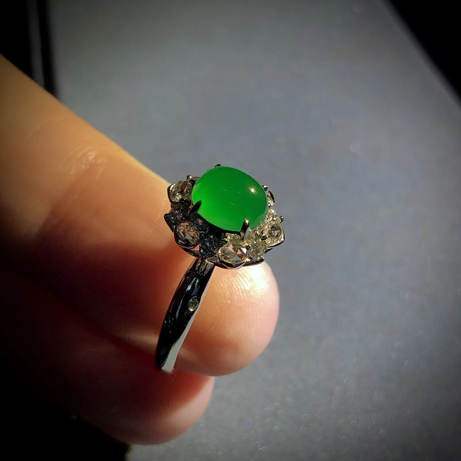 绿蛋面镶嵌套装，戒指裸石7-6.2-4.2mm，13#，
吊坠裸石9.5-7.8-4.5mm，5.8-4.5-2.6mm，
整体29.2-15-12.2mm，
18K金，南非钻，不含链，