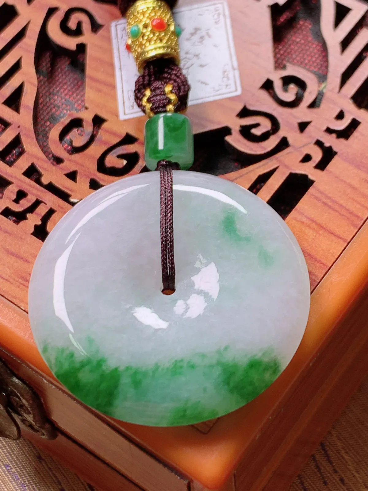 精品推荐，缅甸天然A货翡翠，飘花平安扣吊坠，种水好，颜色鲜艳，玉质水润细腻，工艺精湛，佩戴效果更佳。