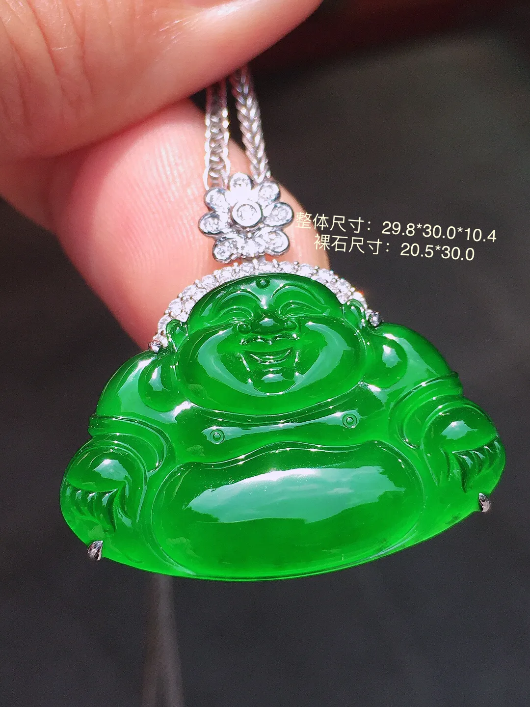 满绿佛公吊坠，色泽均匀浓郁，玉质细腻，荧光感超
强，饱满水润，气质满满。18k
金豪华镶嵌