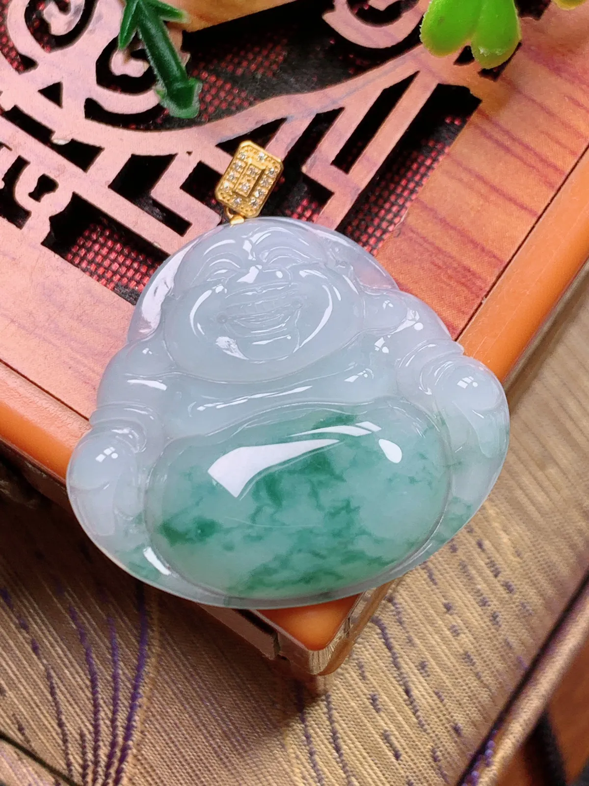 精品推荐，缅甸天然A货翡翠，18K金扣镶嵌冰种飘花佛公吊坠，种水好，颜色鲜艳，玉质水润细腻，工艺精湛