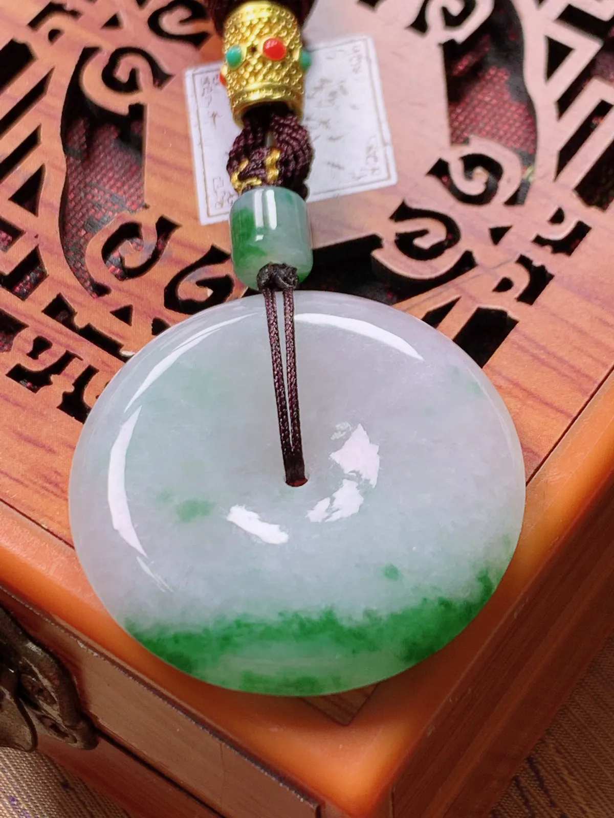 精品推荐，缅甸天然A货翡翠，飘花平安扣吊坠，种水好，颜色鲜艳，玉质水润细腻，工艺精湛，佩戴效果更佳。