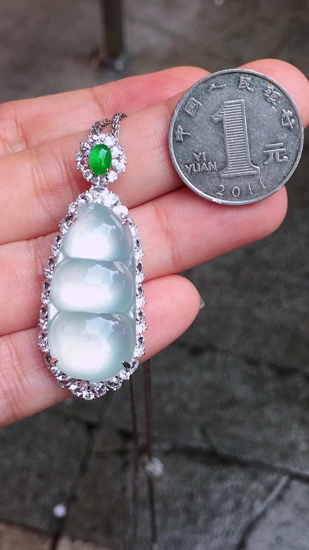 冰种福豆吊坠，玉质细腻，荧光感超
强，饱满水润，气质满满。18k
金豪华镶嵌