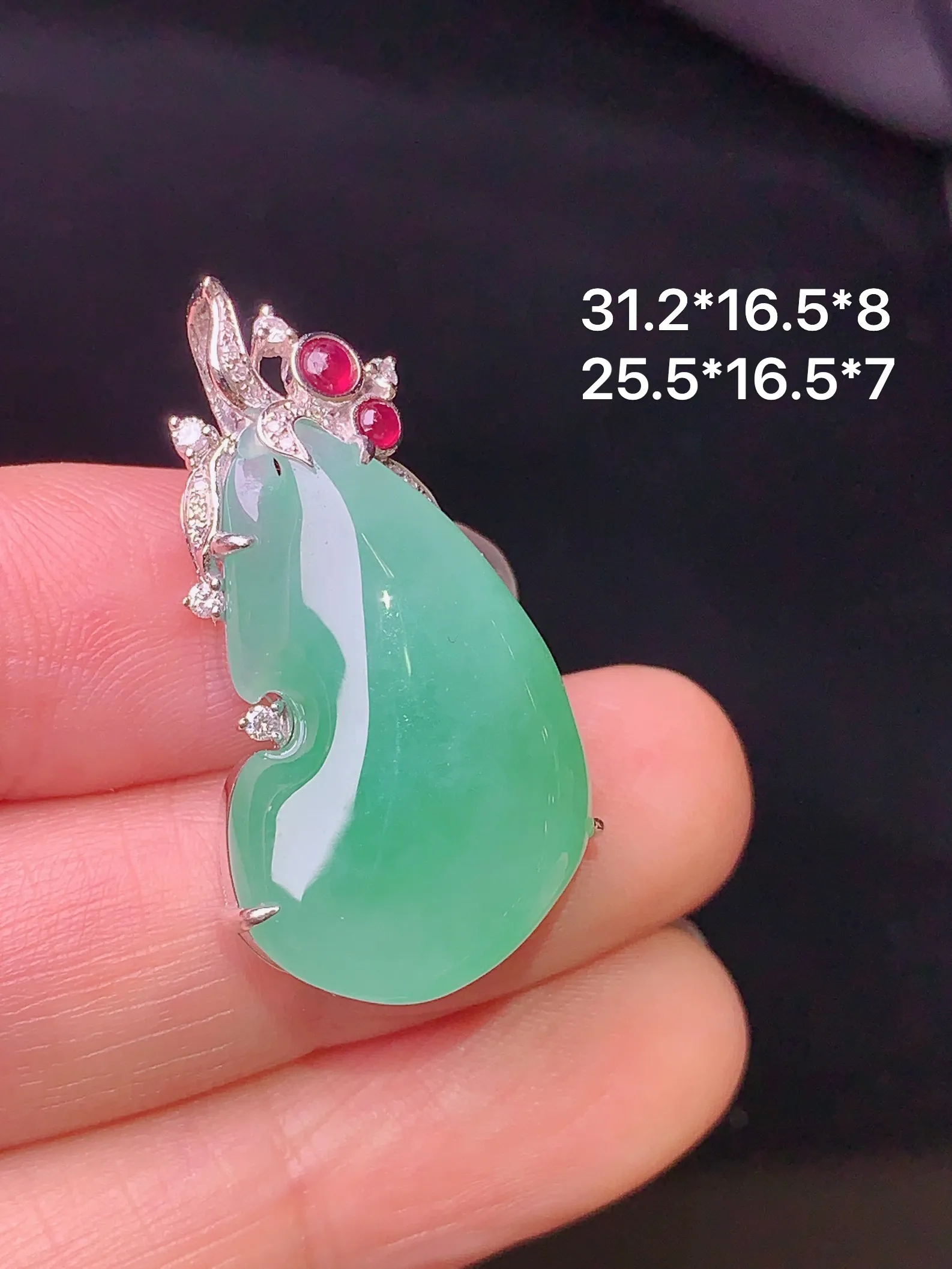 18k金钻镶嵌浅绿福瓜吊坠 玉质细腻 色泽艳丽 整体尺寸31.2*16.5*8