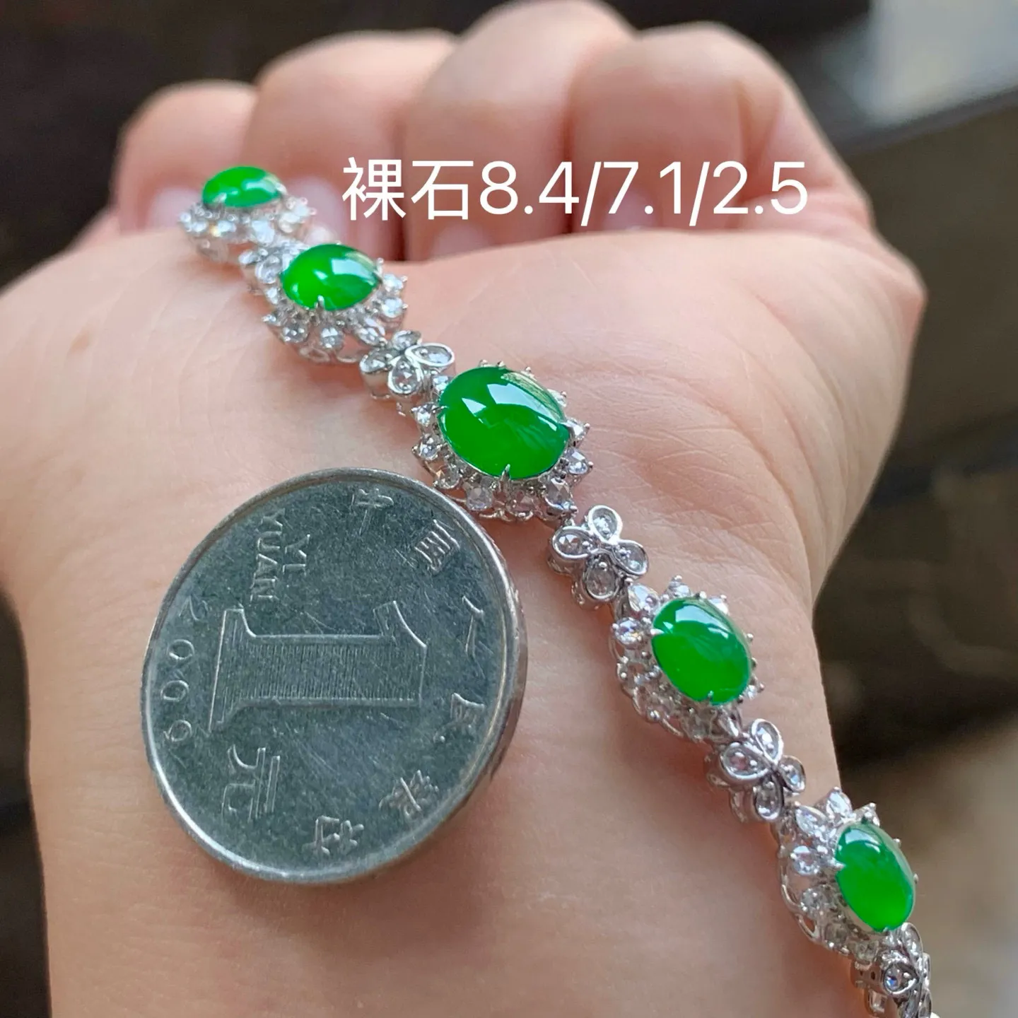 冰辣绿蛋面手链
真金镶嵌 精致