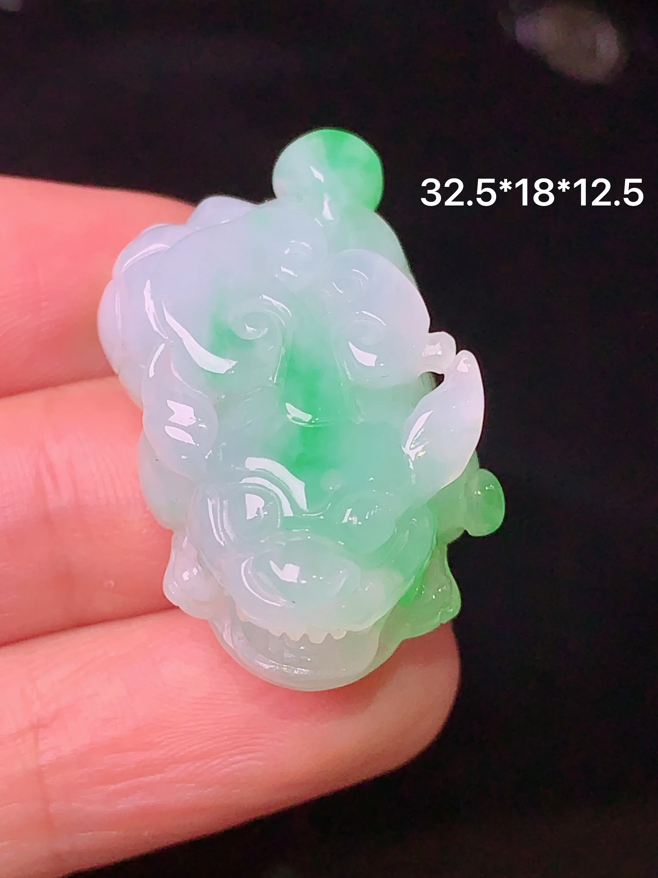 飘绿貔貅吊坠 玉质细腻 色泽艳丽 整体尺寸32.5*18*12.5