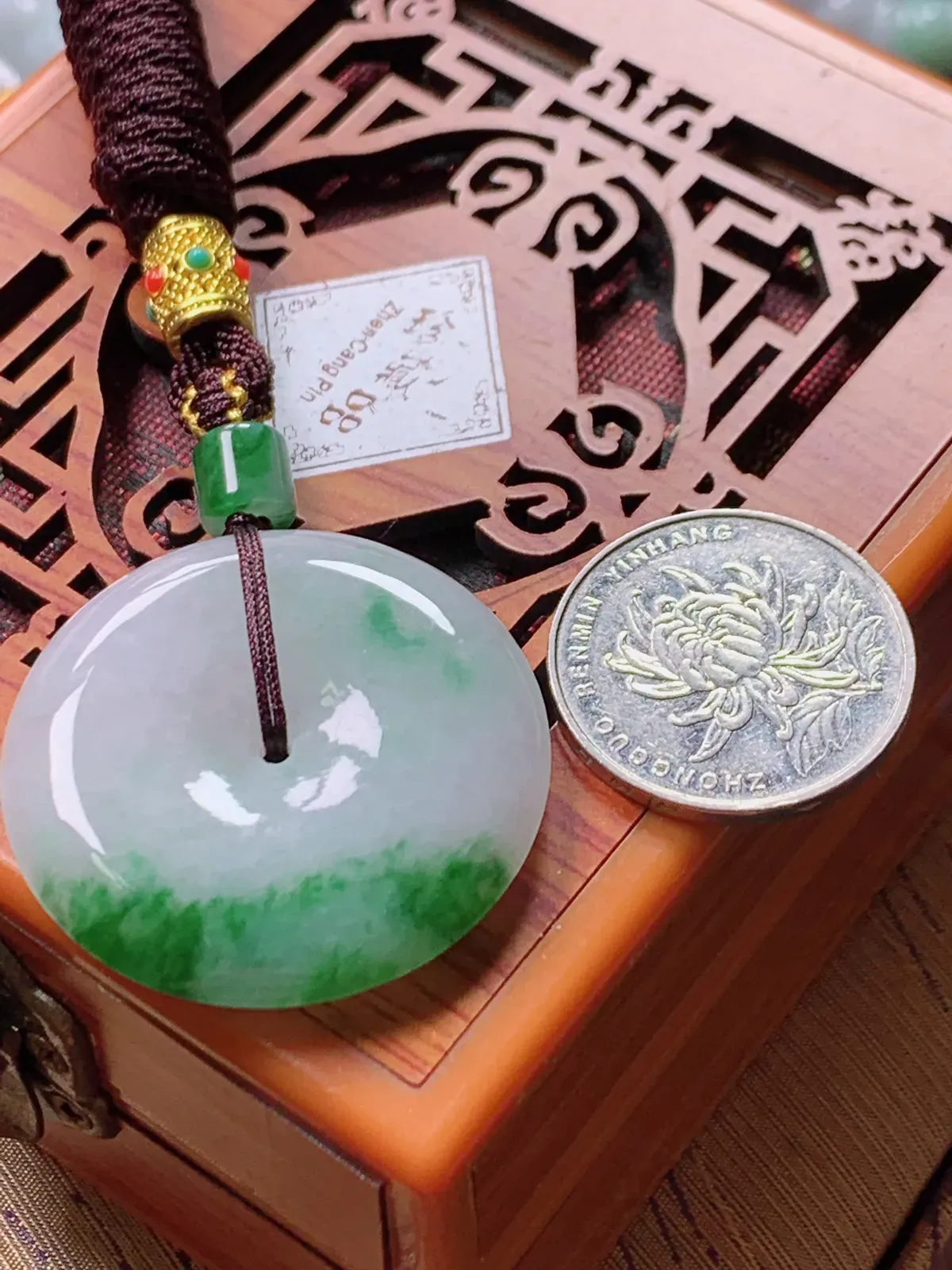 精品推荐，缅甸天然A货翡翠，飘花平安扣吊坠，种水好，颜色鲜艳，玉质水润细腻，工艺精湛，佩戴效果更佳。
