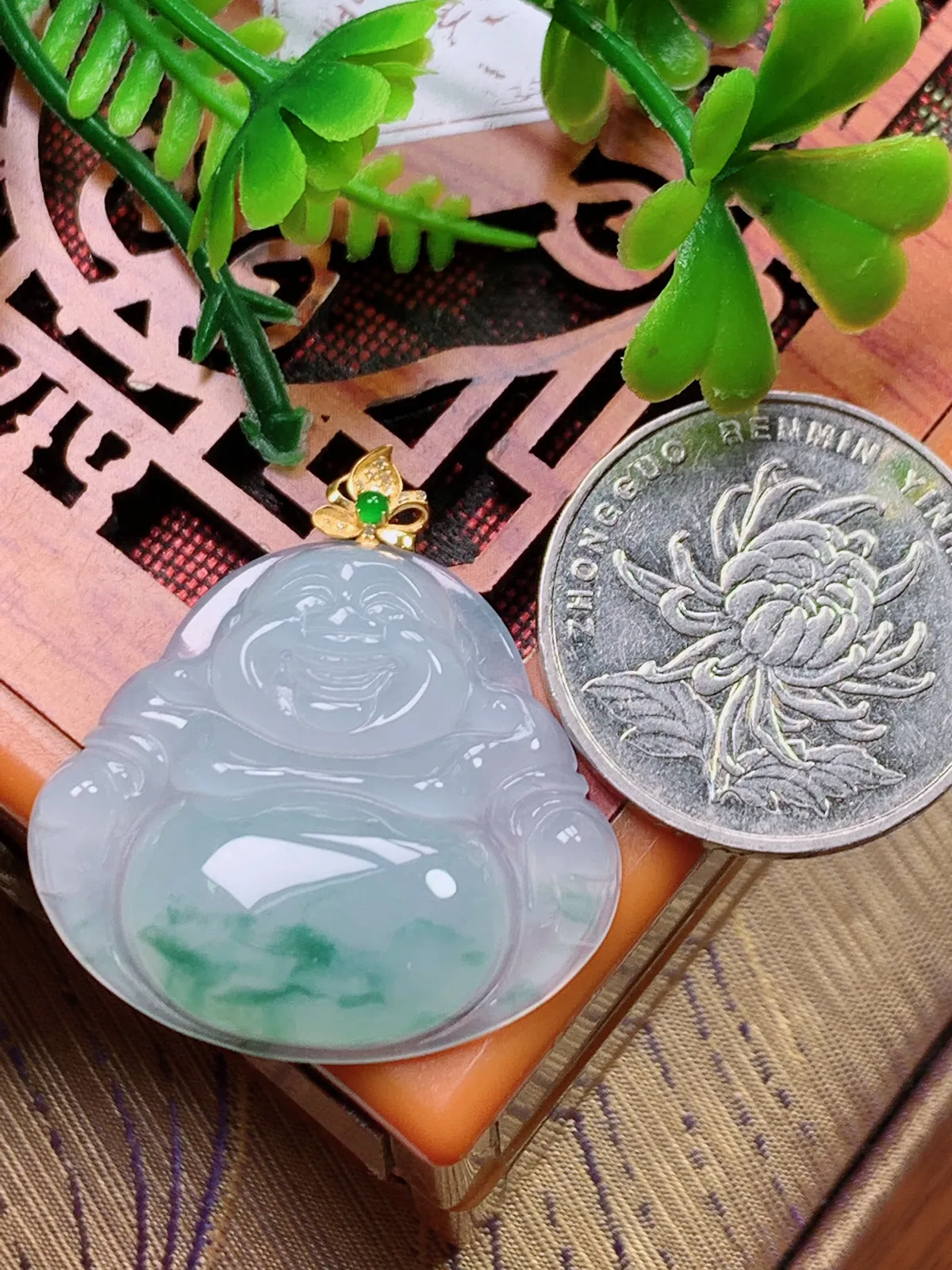 精品推荐，缅甸天然A货翡翠，18K金扣镶嵌冰种飘花佛公吊坠，种水好，颜色鲜艳，玉质水润细腻，工艺精湛，佩戴效果更佳。