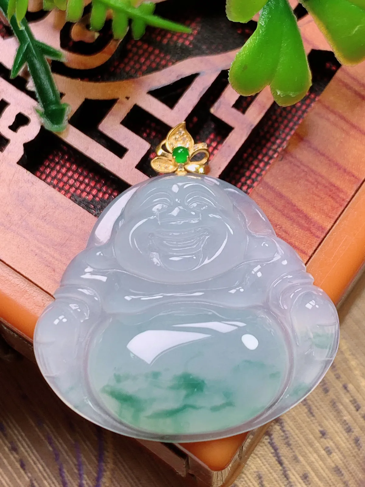 精品推荐，缅甸天然A货翡翠，18K金扣镶嵌冰种飘花佛公吊坠，种水好，颜色鲜艳，玉质水润细腻，工艺精湛，佩戴效果更佳。
