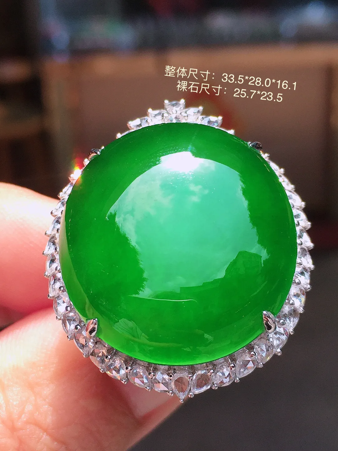 满绿大蛋面戒指/吊坠两用款，色泽均匀浓郁，玉质细腻，荧光感超
强，饱满水润，气质满满。18k
金豪华镶嵌
