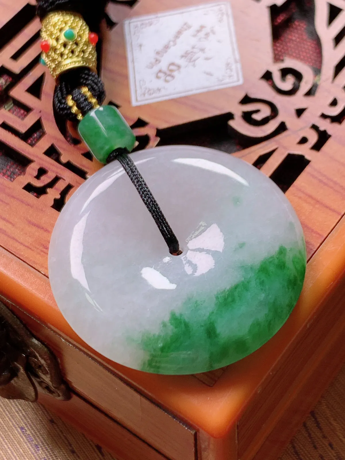 精品推荐，缅甸天然A货翡翠，飘花平安扣吊坠，种水好，颜色鲜艳，玉质水润细腻，工艺精湛，佩戴效果更佳。