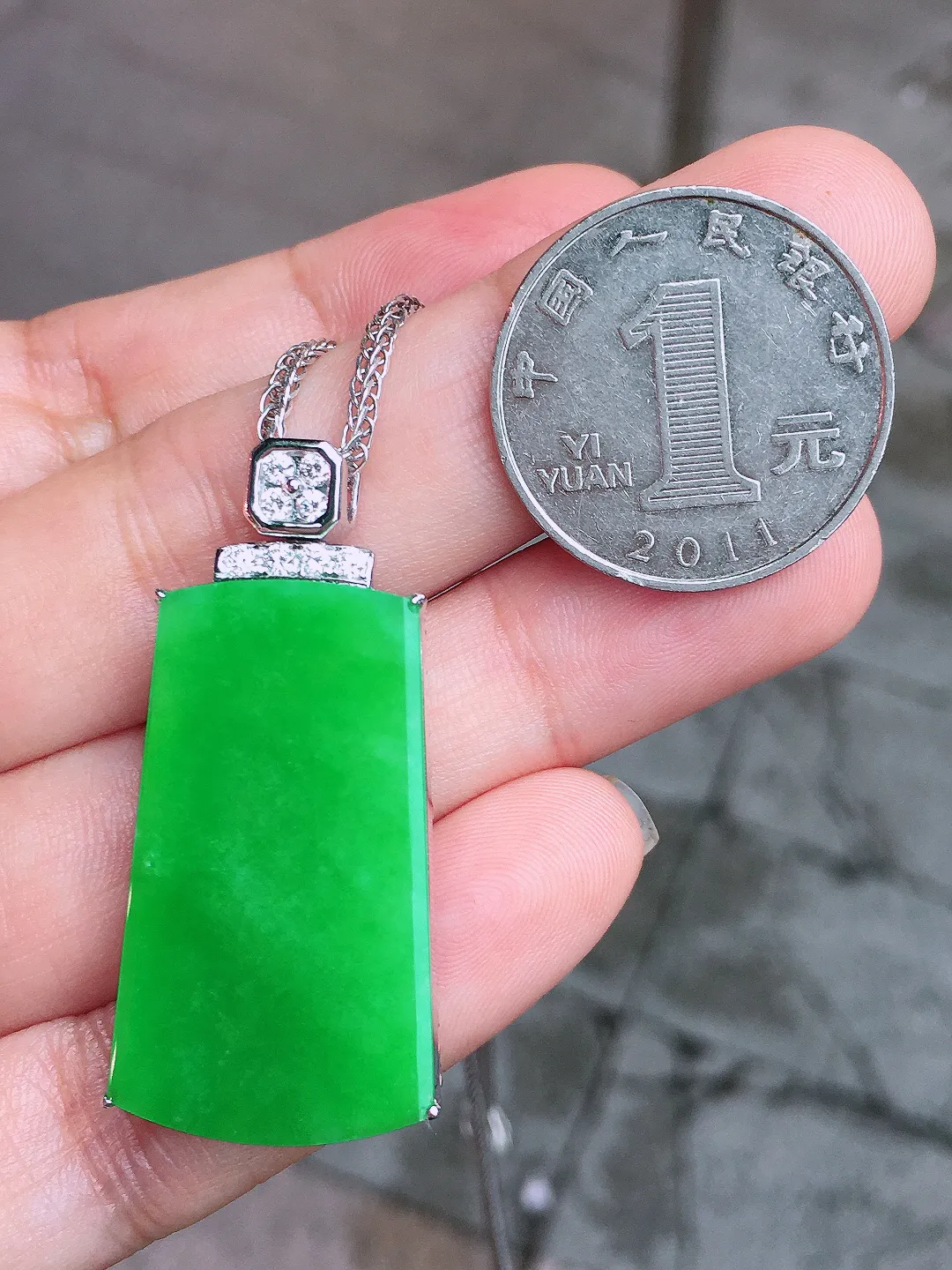 阳绿无事牌吊坠，色泽均匀艳丽，玉质细腻，荧光感超
强，饱满水润，气质满满。18k
金豪华镶嵌