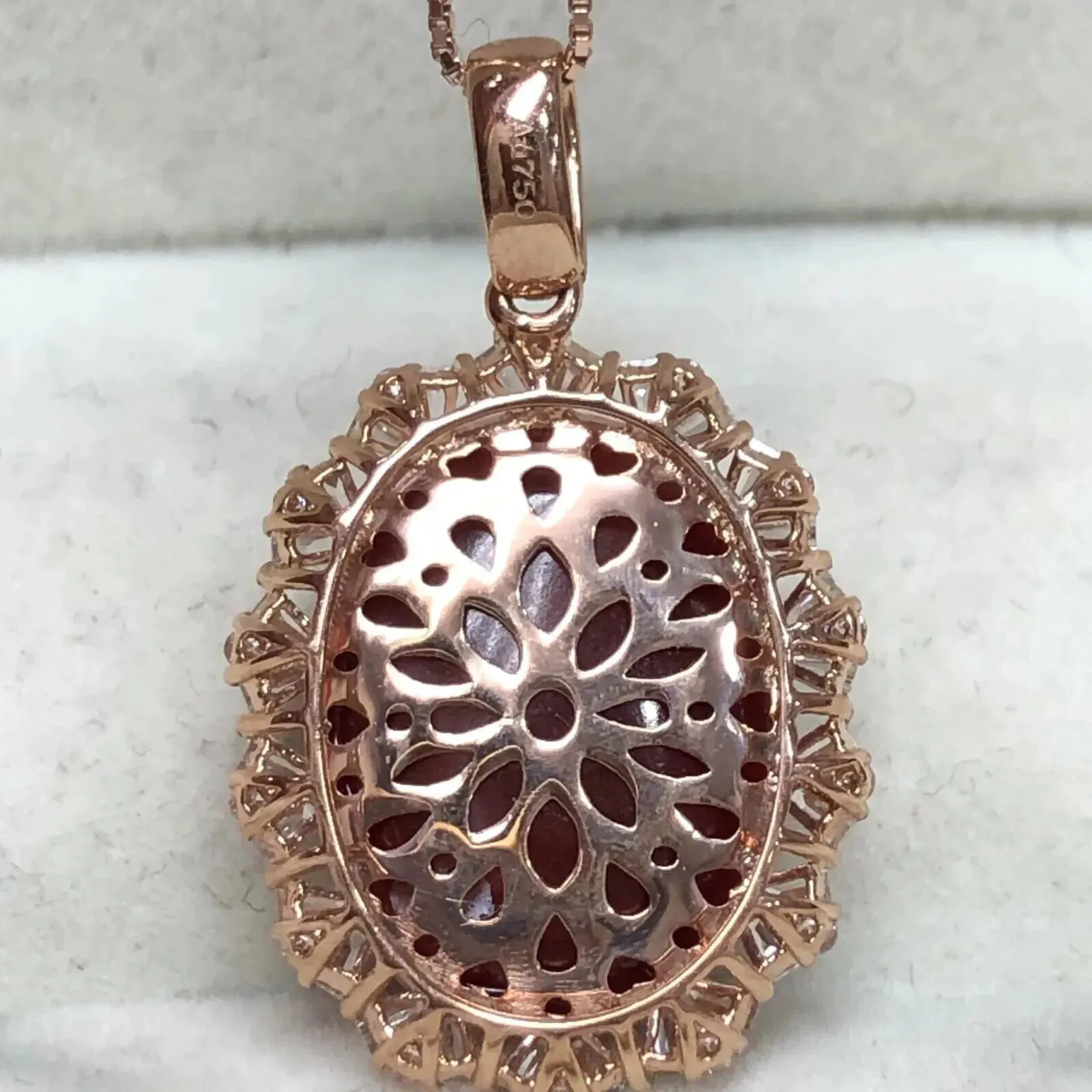 【天然阿卡赤血牛血红珊瑚满钻豪华镶嵌吊坠】天然无添加无优化，日本阿卡材料，赤血牛血红颜色，裸石尺寸16.2*12.5*5.5mm，整体尺寸27.7*16.8*6.7mm。18k金钻石满钻豪华镶嵌，重量3.3克。收藏价值高！拍照链子为银镀金链子，可送！