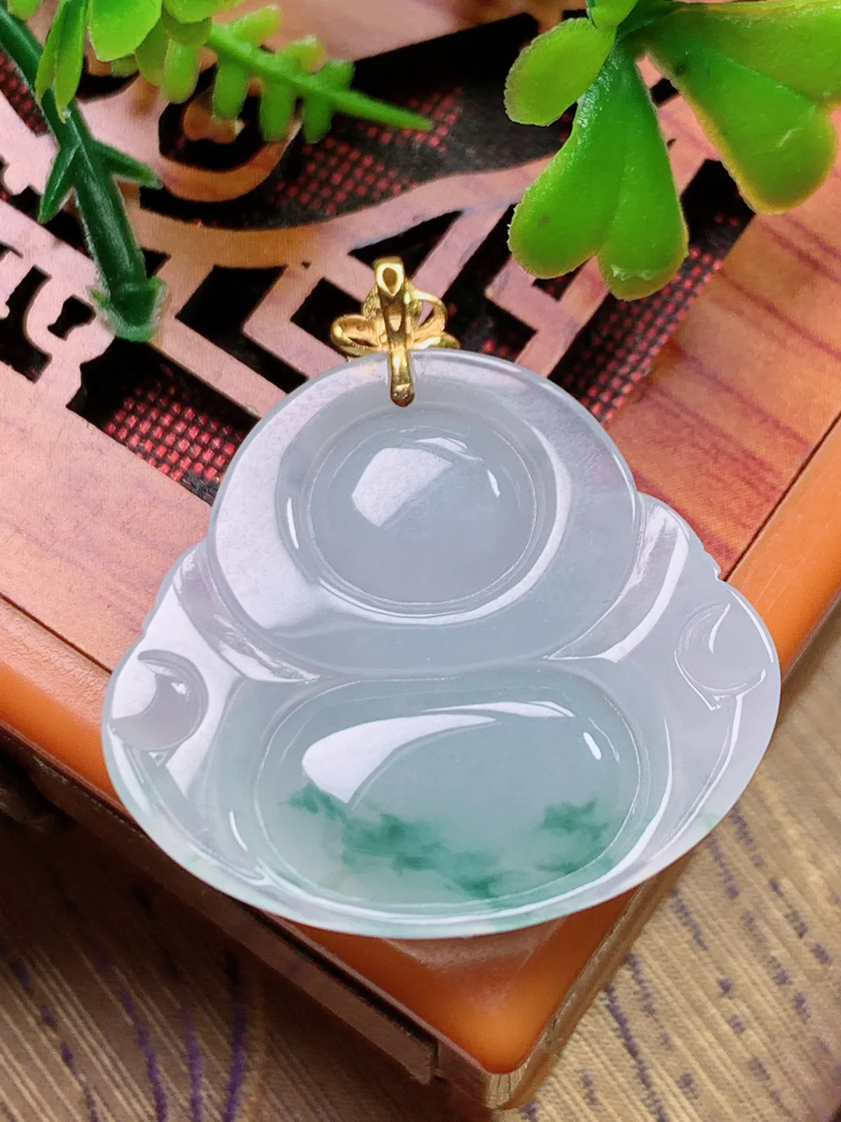 精品推荐，缅甸天然A货翡翠，18K金扣镶嵌冰种飘花佛公吊坠，种水好，颜色鲜艳，玉质水润细腻，工艺精湛，佩戴效果更佳。