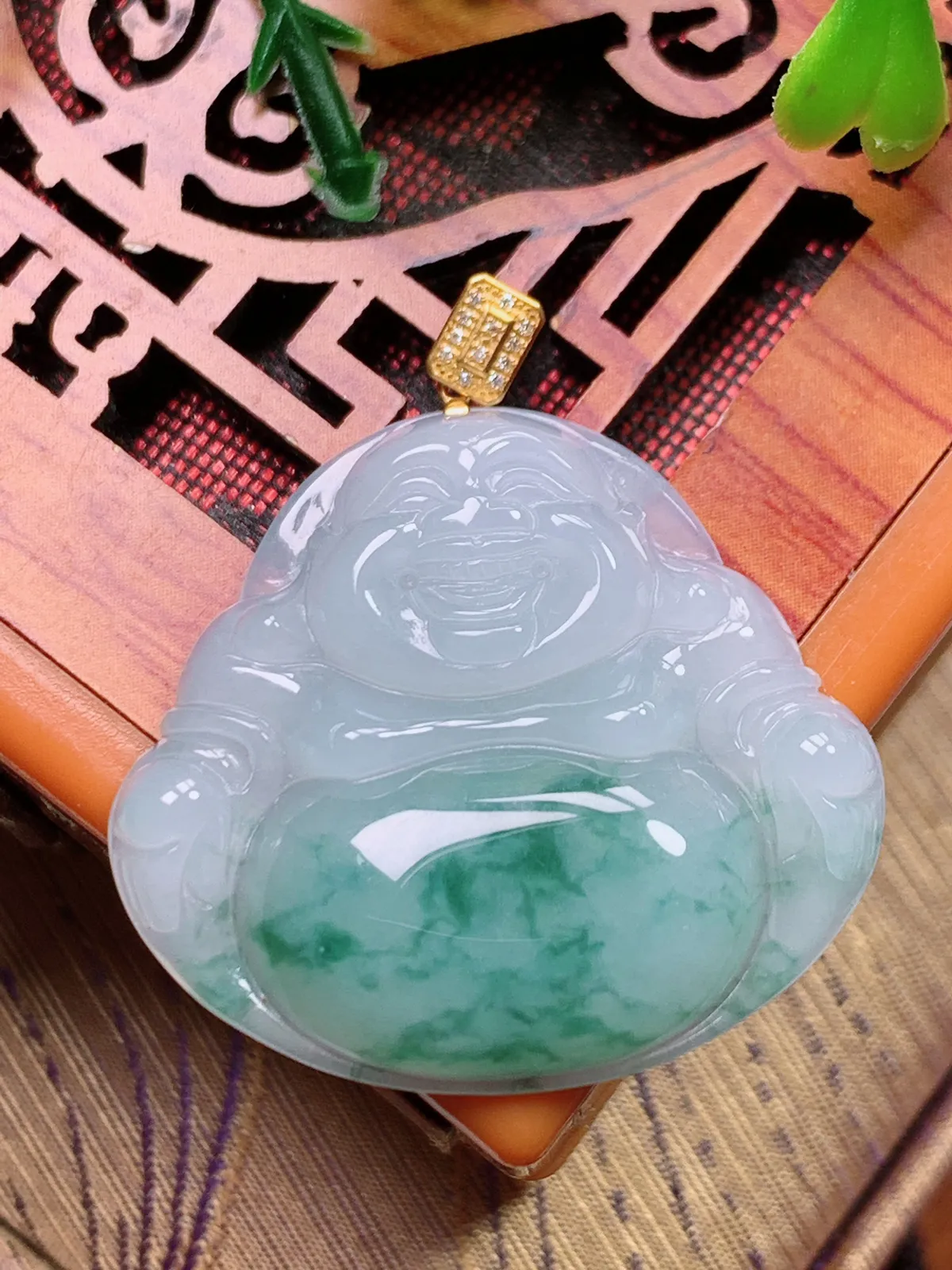 精品推荐，缅甸天然A货翡翠，18K金扣镶嵌冰种飘花佛公吊坠，种水好，颜色鲜艳，玉质水润细腻，工艺精湛，佩戴效果更佳。