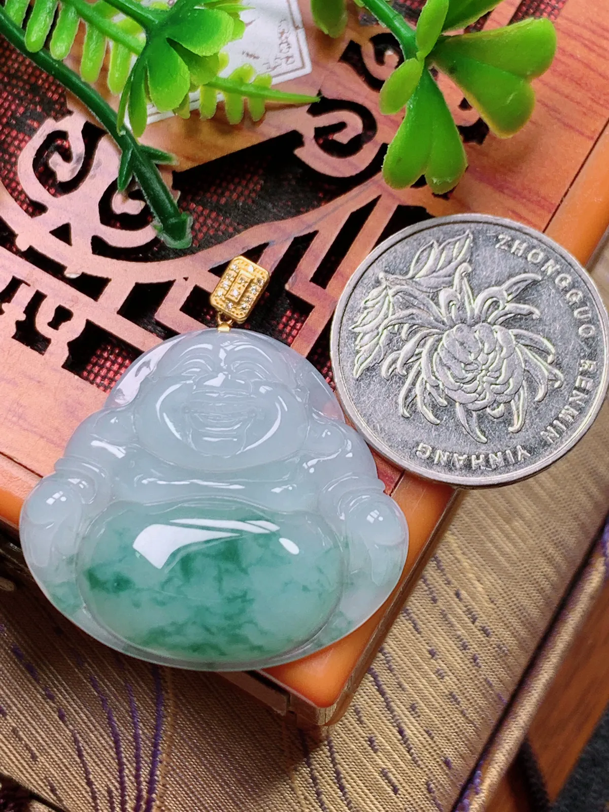 精品推荐，缅甸天然A货翡翠，18K金扣镶嵌冰种飘花佛公吊坠，种水好，颜色鲜艳，玉质水润细腻，工艺精湛，佩戴效果更佳。