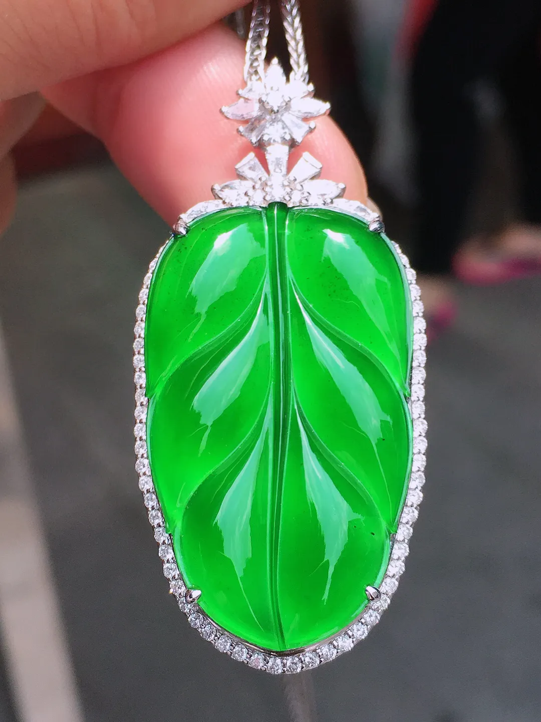 阳绿玉叶吊坠，色泽均匀艳丽，玉质细腻，荧光感超
强，饱满水润，气质满满。18k
金豪华镶嵌