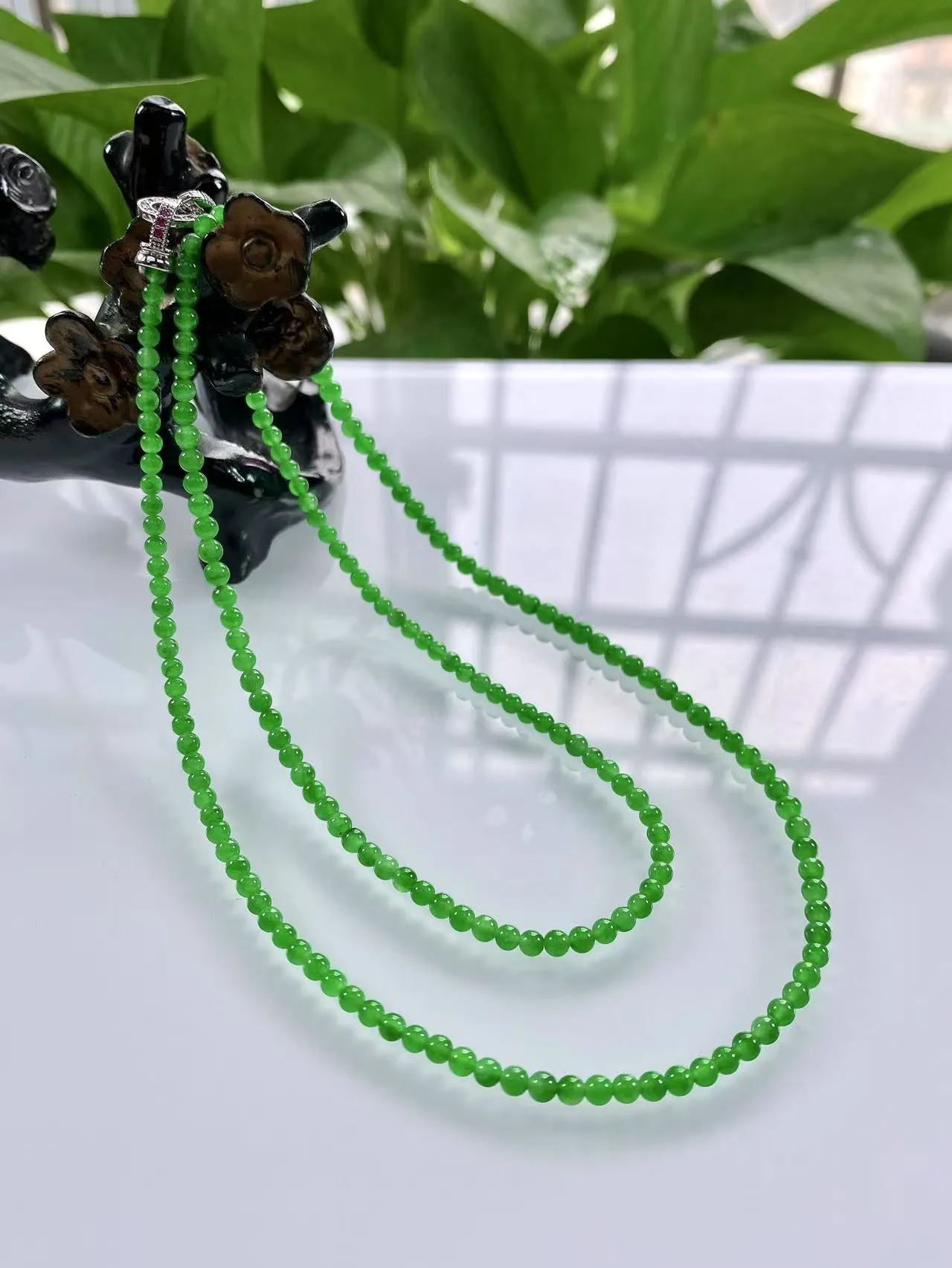 收藏级别，缅甸天然翡翠A货，卡3.5玻璃种起光起胶浓正阳绿小米珠微塔珠项链手链，尺寸：大珠3.5mm～小珠3mm/195颗，长度575mm，重量：10.08g