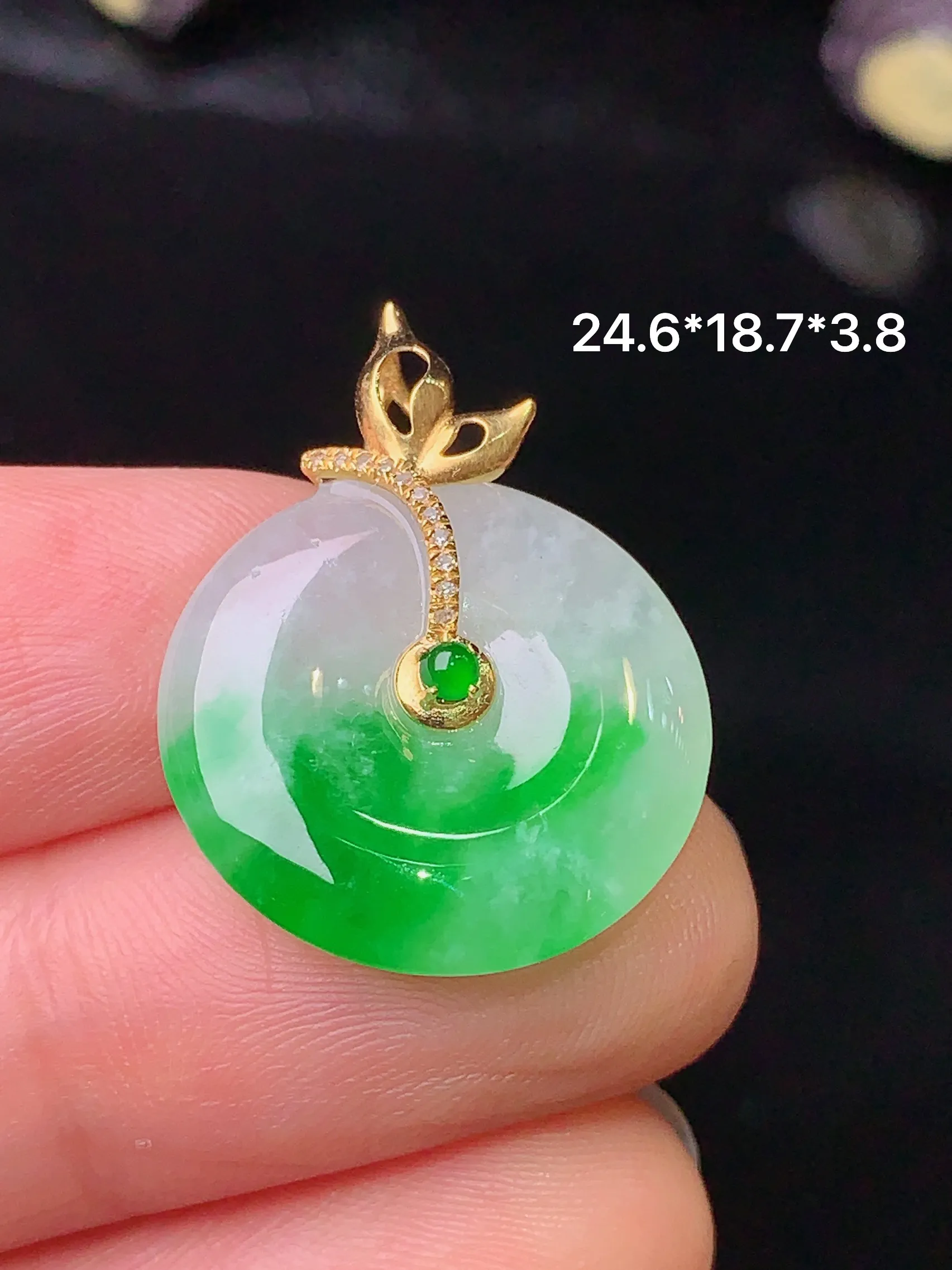 18k金钻镶嵌飘绿平安扣吊坠 玉质细腻 色泽艳丽 整体尺寸24.6*18.7*3.8