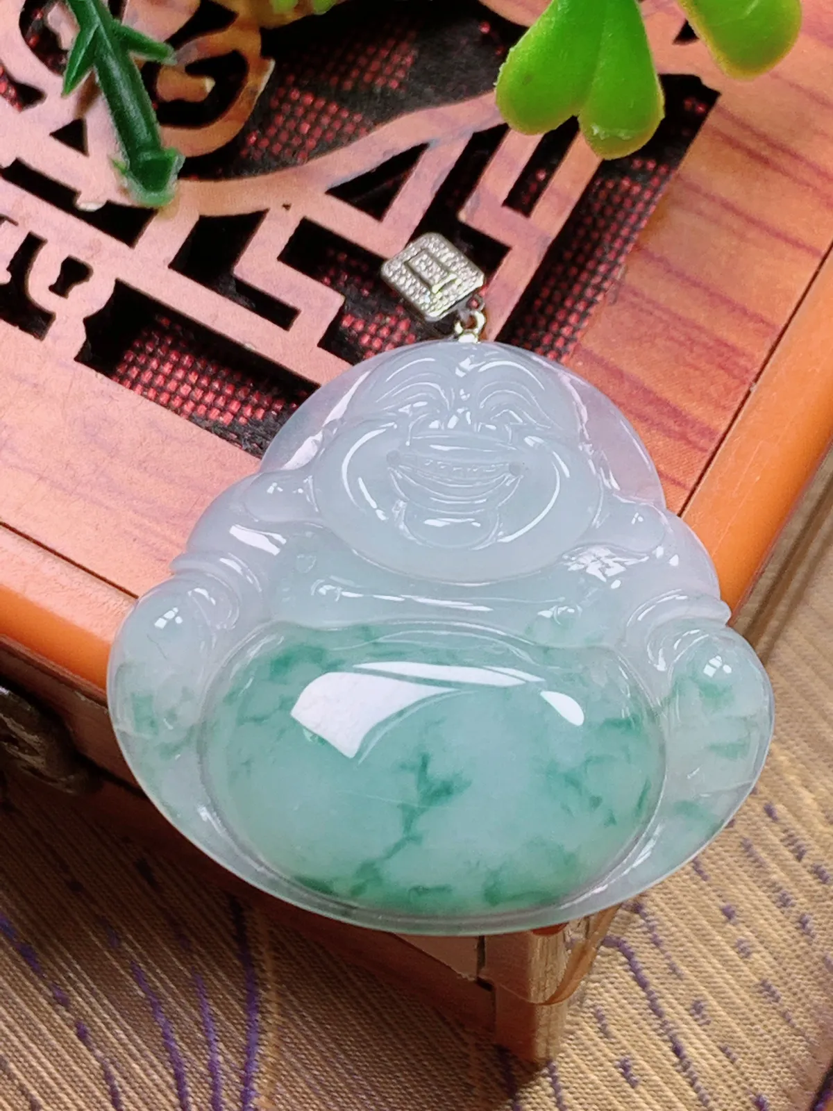 精品推荐，缅甸天然A货翡翠，18K金扣镶嵌冰种飘花佛公吊坠，种水好，颜色鲜艳，玉质水润细腻，工艺精湛，佩戴效果更佳。