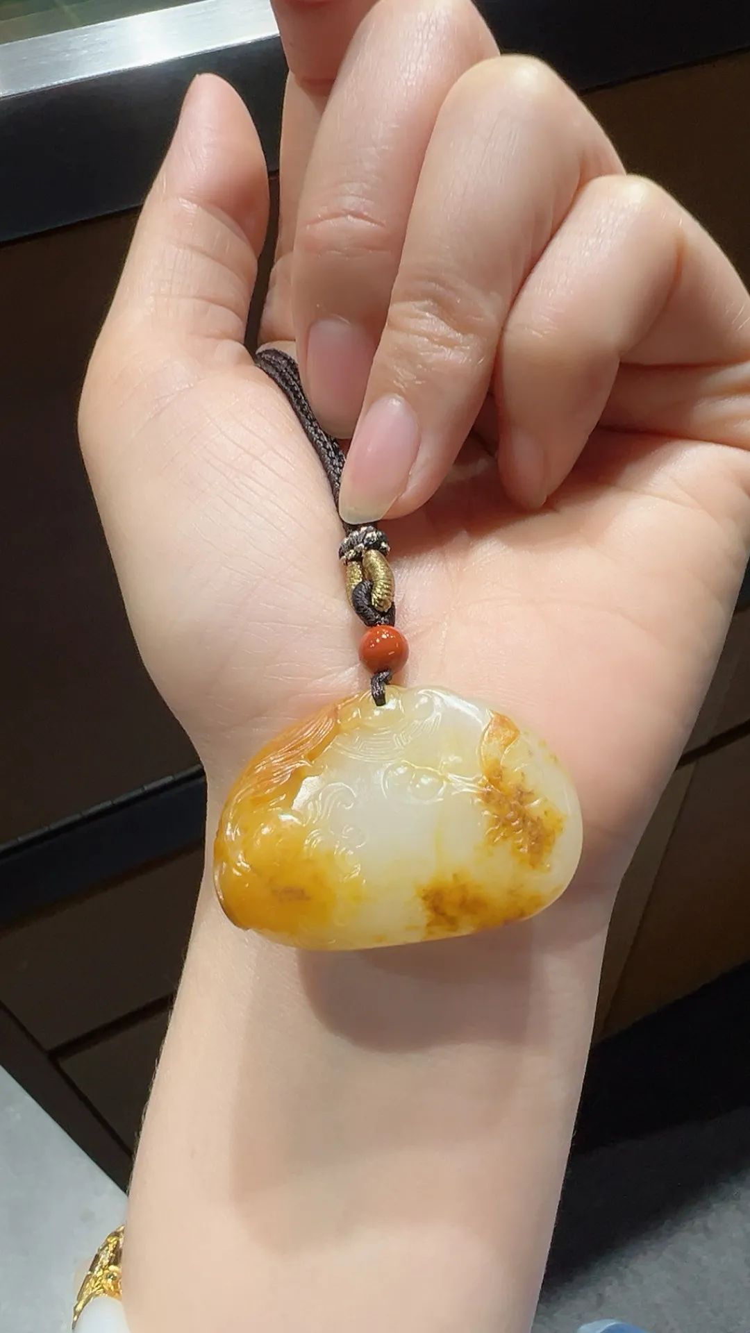 好喜欢的一枚平安锁！
很推荐 独籽黄皮白肉 工艺精美

重18克 尺寸27*37*11.4m m
