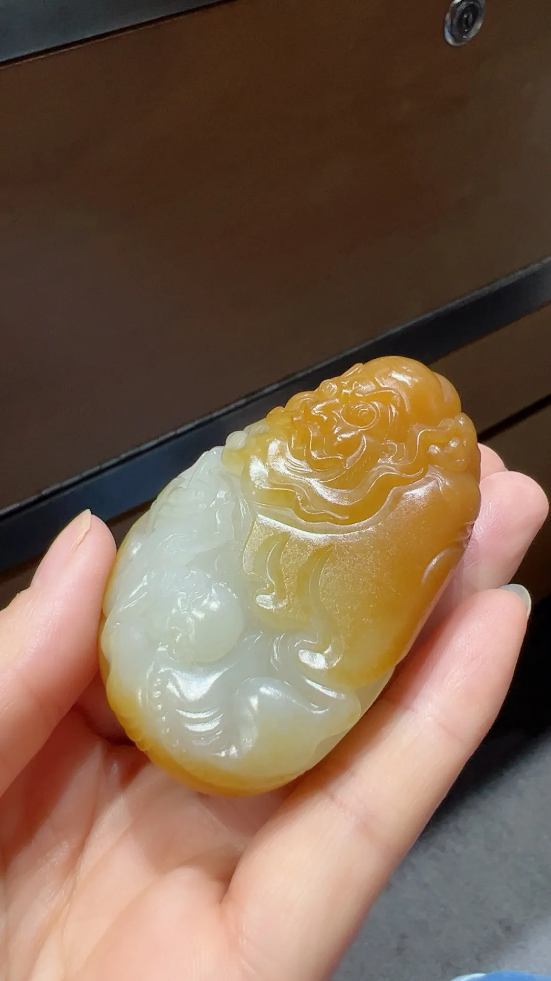 新疆和田玉籽料｜钟馗捉鬼
高品质 独籽 黄皮带沁色 工艺精湛 可收藏

重120克 尺寸64.5*49*26m m