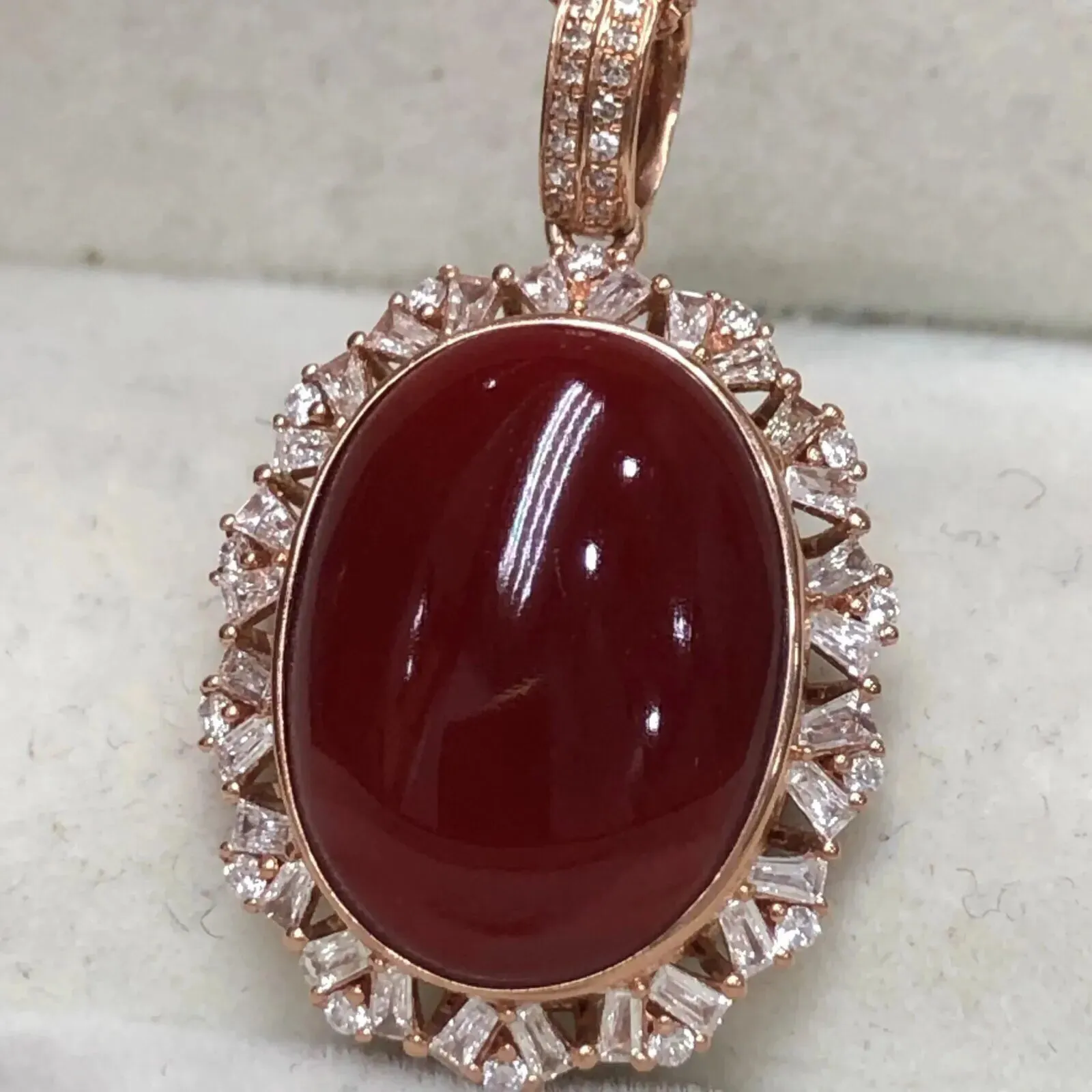 【天然阿卡赤血牛血红珊瑚满钻豪华镶嵌吊坠】天然无添加无优化，日本阿卡材料，赤血牛血红颜色，裸石尺寸16.2*12.5*5.5mm，整体尺寸27.7*16.8*6.7mm。18k金钻石满钻豪华镶嵌，重量3.3克。收藏价值高！拍照链子为银镀金链子，可送！