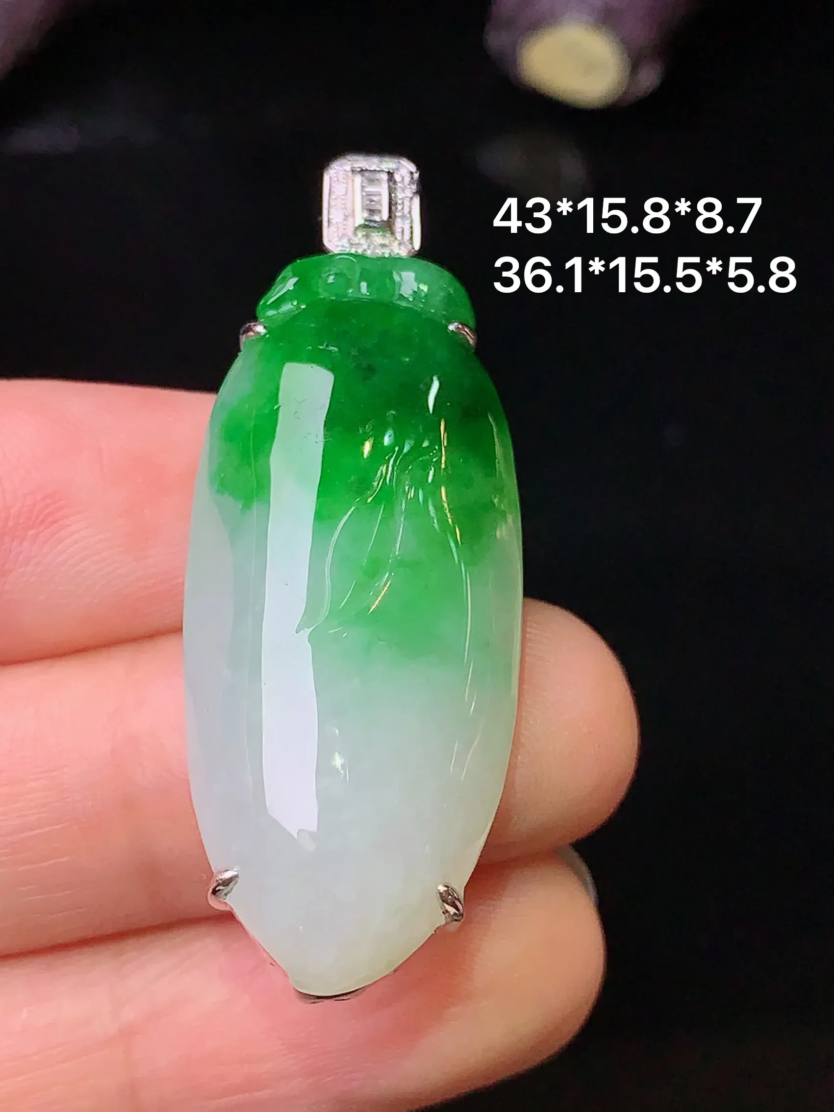 18k金钻镶嵌飘绿福瓜吊坠 玉质细腻 色泽艳丽 整体尺寸43*15.8*8.7