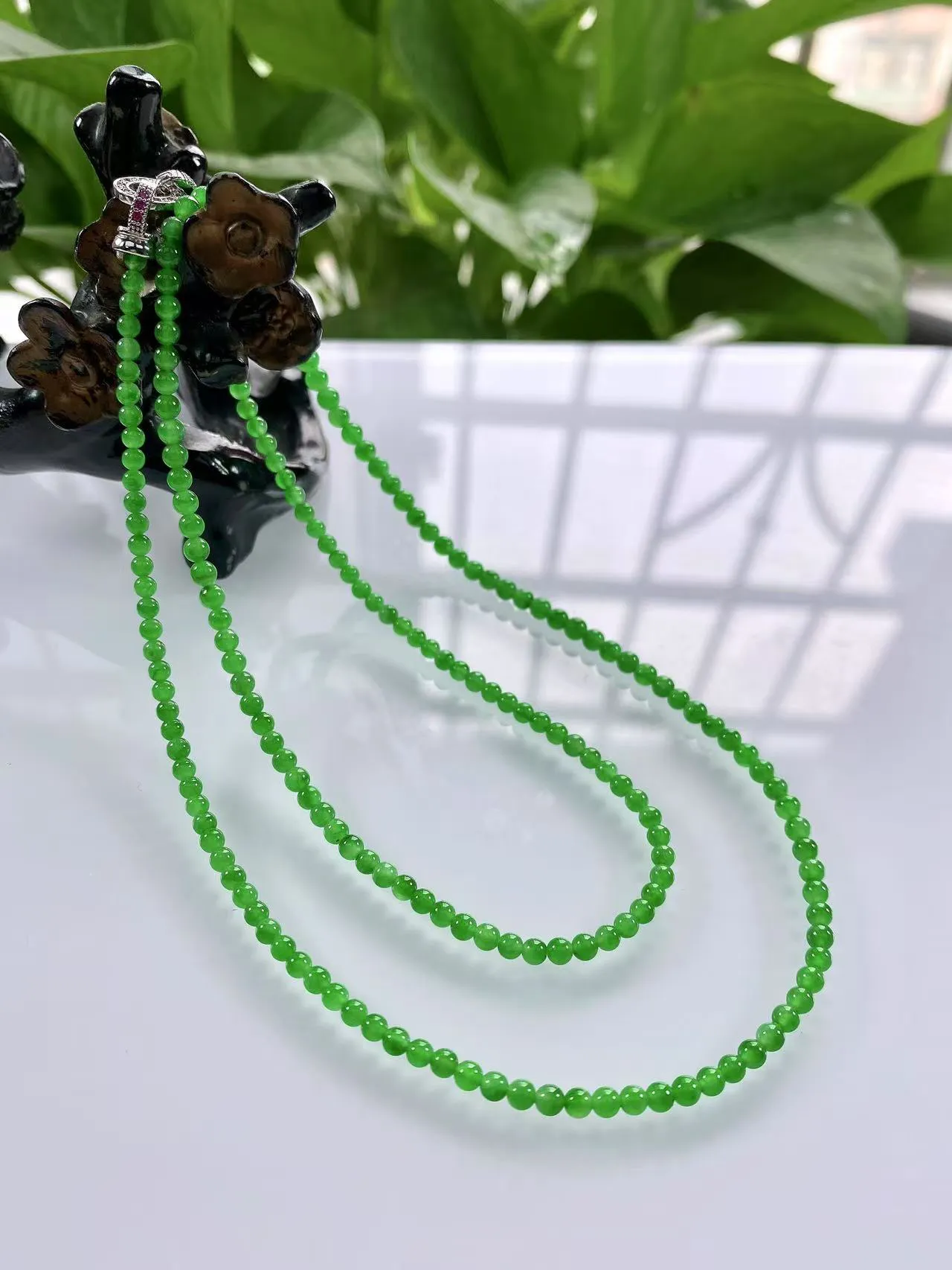 收藏级别，缅甸天然翡翠A货，卡3.5玻璃种起光起胶浓正阳绿小米珠微塔珠项链手链，尺寸：大珠3.5mm～小珠3mm/195颗，长度575mm，重量：10.08g