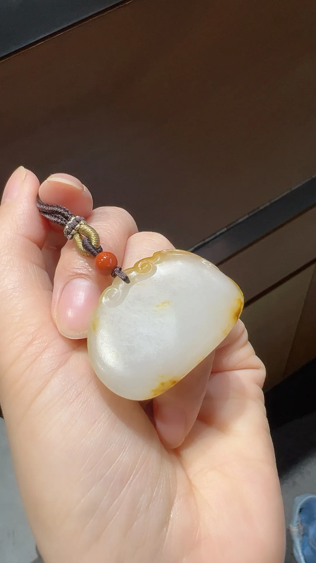 好喜欢的一枚平安锁！
很推荐 独籽黄皮白肉 工艺精美

重18克 尺寸27*37*11.4m m
