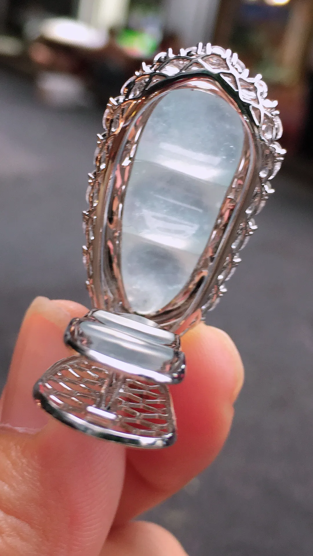 冰种福豆吊坠，玉质细腻，荧光感超
强，饱满水润，气质满满。18k
金豪华镶嵌