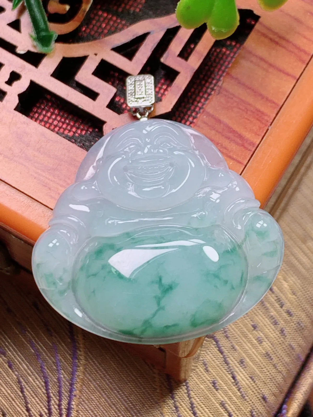 精品推荐，缅甸天然A货翡翠，18K金扣镶嵌冰种飘花佛公吊坠，种水好，颜色鲜艳，玉质水润细腻，工艺精湛，佩戴效果更佳。