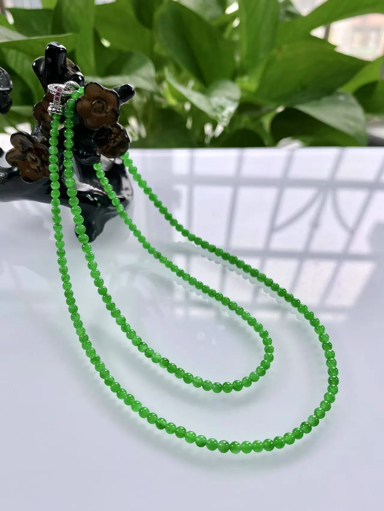 收藏级别，缅甸天然翡翠A货，卡3.5玻璃种起光起胶浓正阳绿小米珠微塔珠项链手链，尺寸：大珠3.5mm～小珠3mm/195颗，长度575mm，重量：10.08g