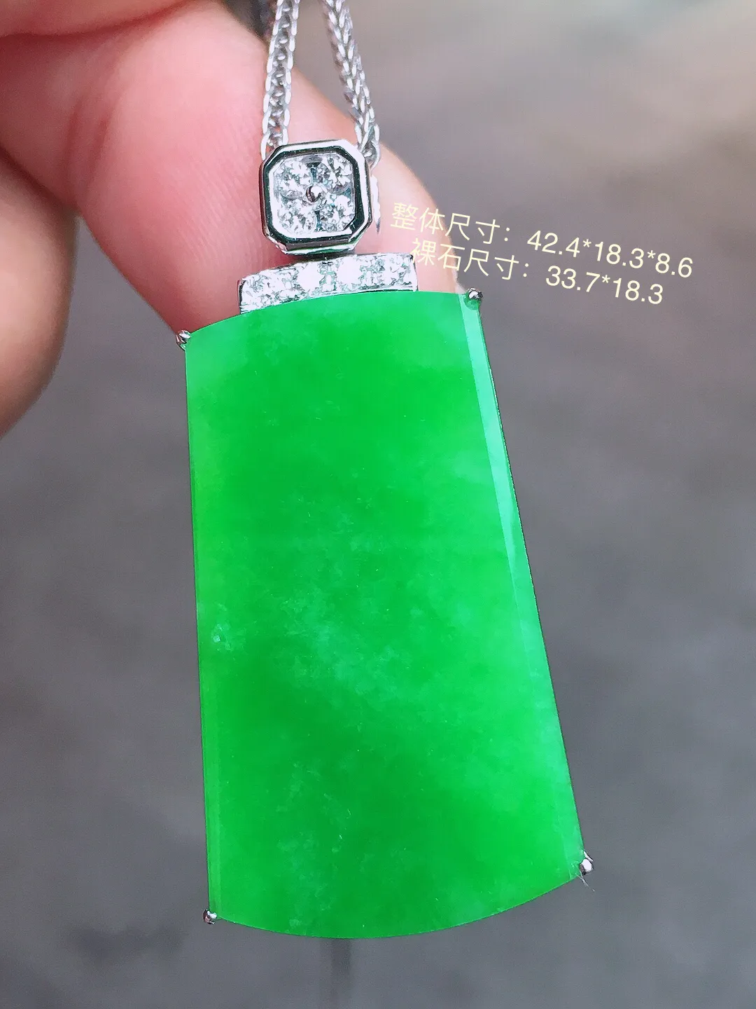 阳绿无事牌吊坠，色泽均匀艳丽，玉质细腻，荧光感超
强，饱满水润，气质满满。18k
金豪华镶嵌