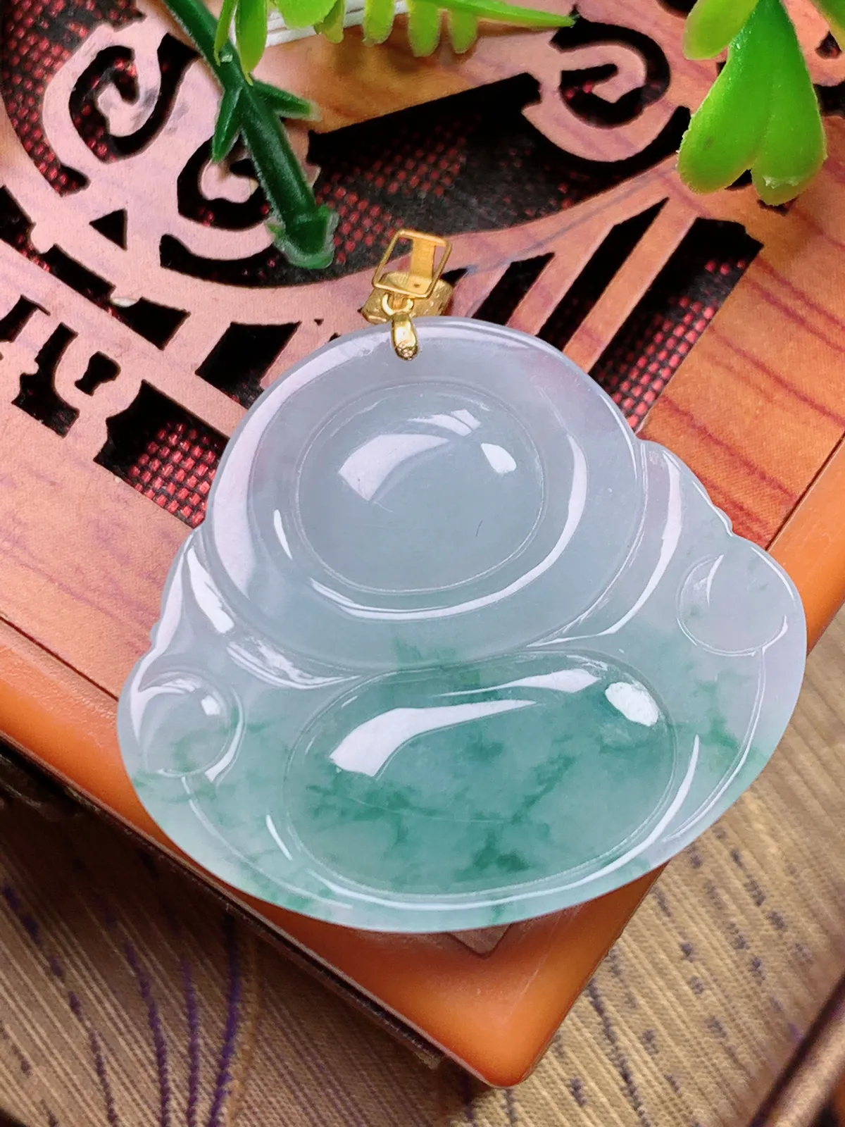 精品推荐，缅甸天然A货翡翠，18K金扣镶嵌冰种飘花佛公吊坠，种水好，颜色鲜艳，玉质水润细腻，工艺精湛，佩戴效果更佳。