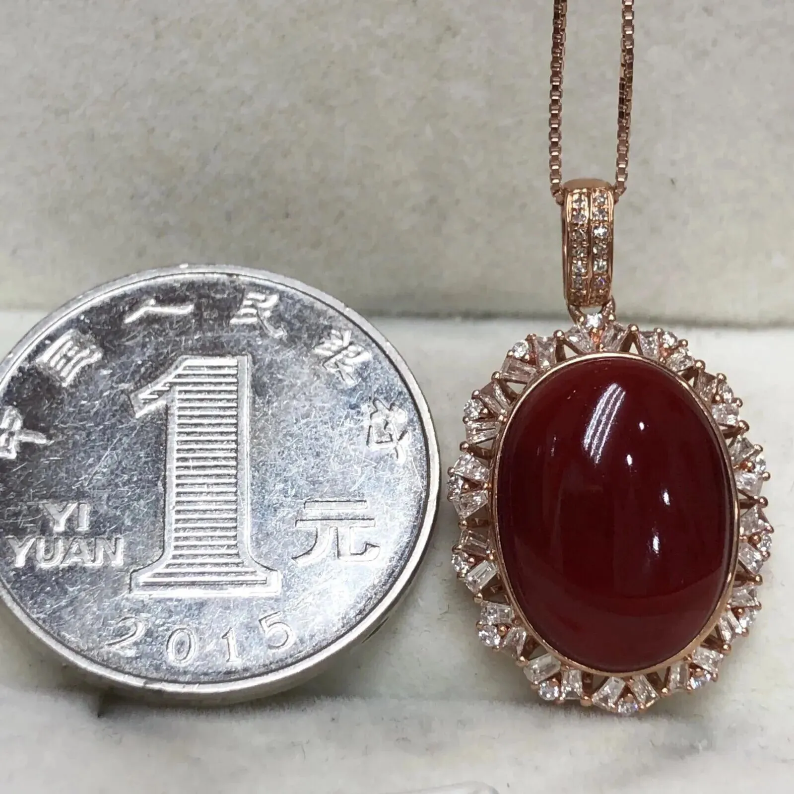 【天然阿卡赤血牛血红珊瑚满钻豪华镶嵌吊坠】天然无添加无优化，日本阿卡材料，赤血牛血红颜色，裸石尺寸16.2*12.5*5.5mm，整体尺寸27.7*16.8*6.7mm。18k金钻石满钻豪华镶嵌，重量3.3克。收藏价值高！拍照链子为银镀金链子，可送！