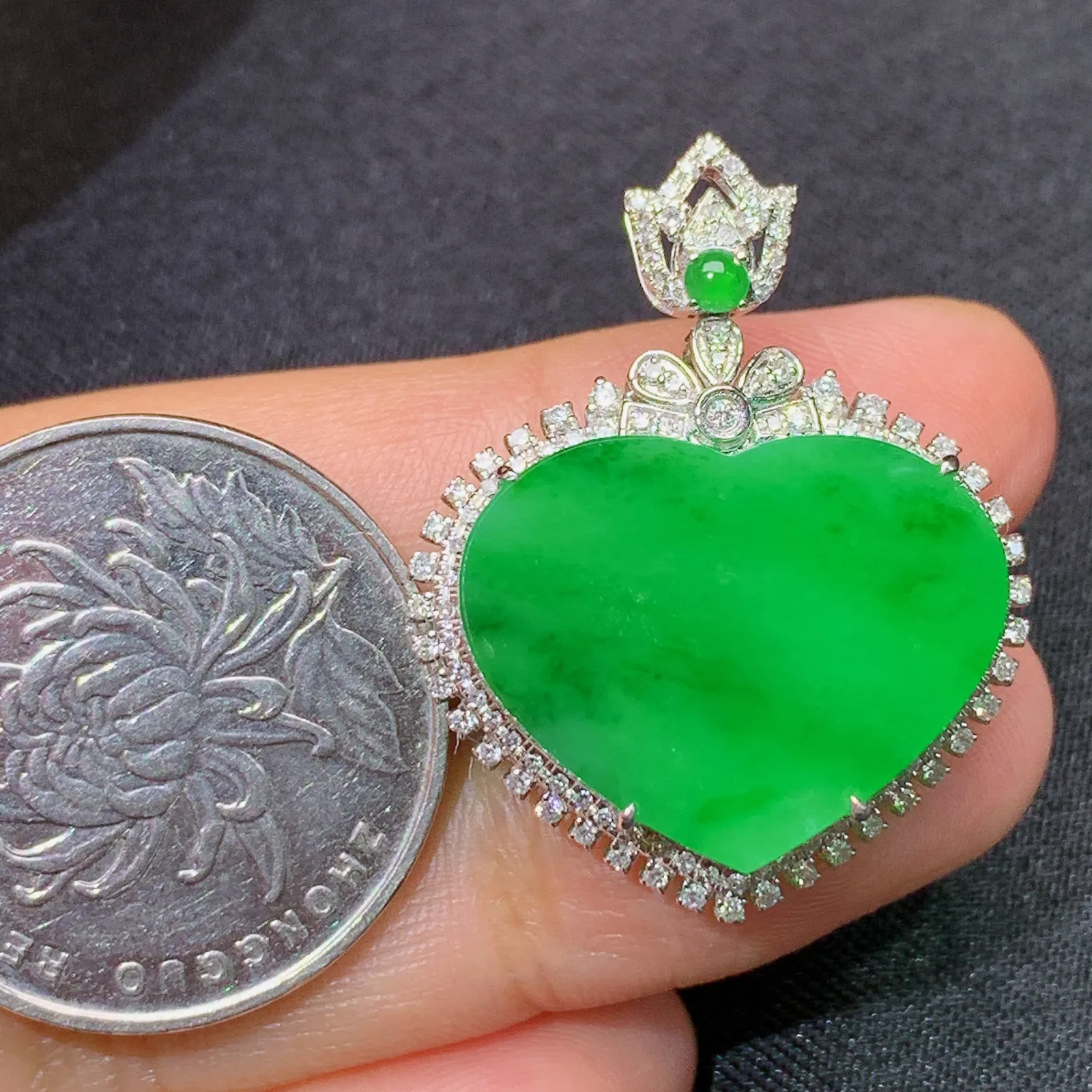 阳绿爱心吊坠，18k金镶嵌，色泽鲜阳，冰润细腻，种水足 尺寸31*24.5*8.2