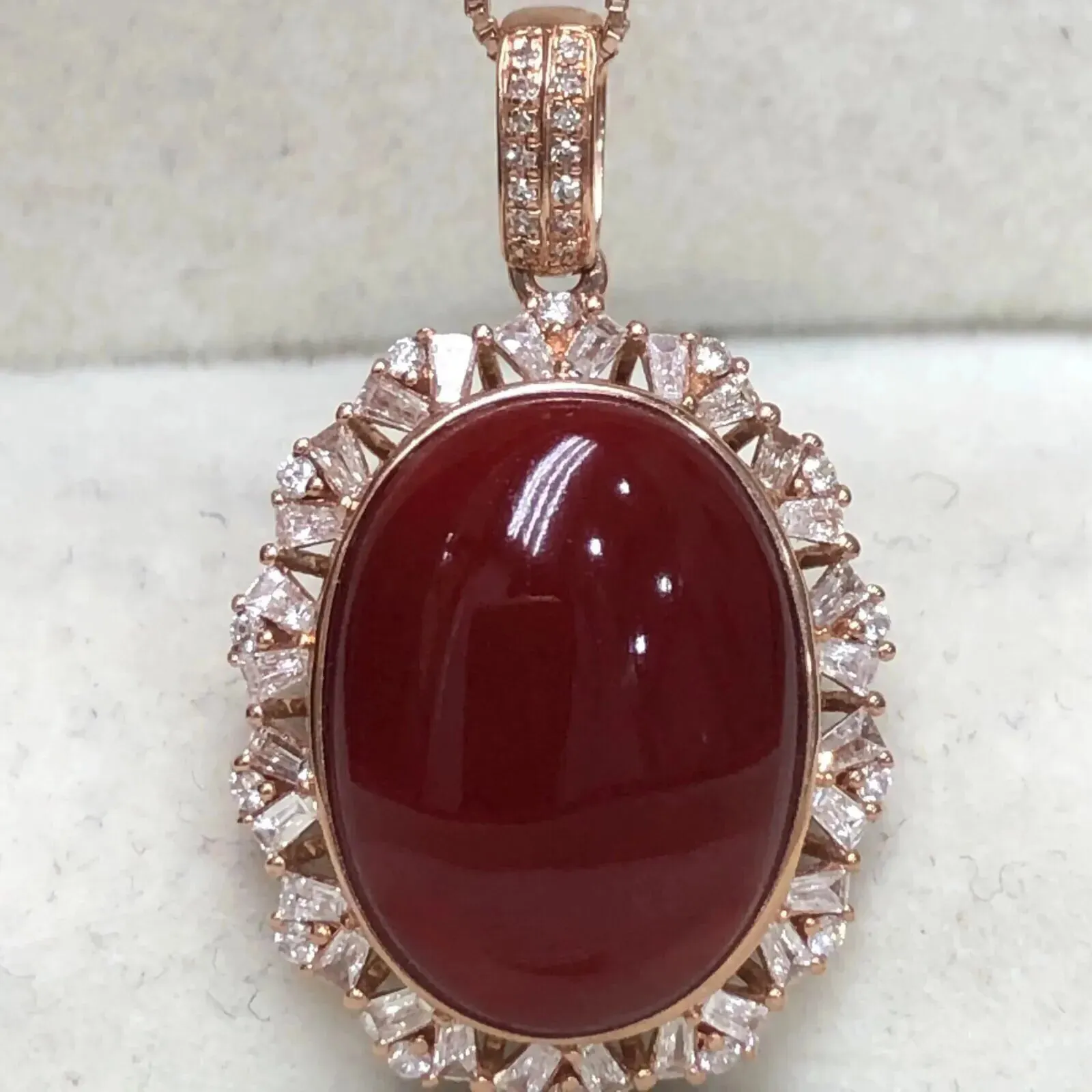 【天然阿卡赤血牛血红珊瑚满钻豪华镶嵌吊坠】天然无添加无优化，日本阿卡材料，赤血牛血红颜色，裸石尺寸16.2*12.5*5.5mm，整体尺寸27.7*16.8*6.7mm。18k金钻石满钻豪华镶嵌，重量3.3克。收藏价值高！拍照链子为银镀金链子，可送！