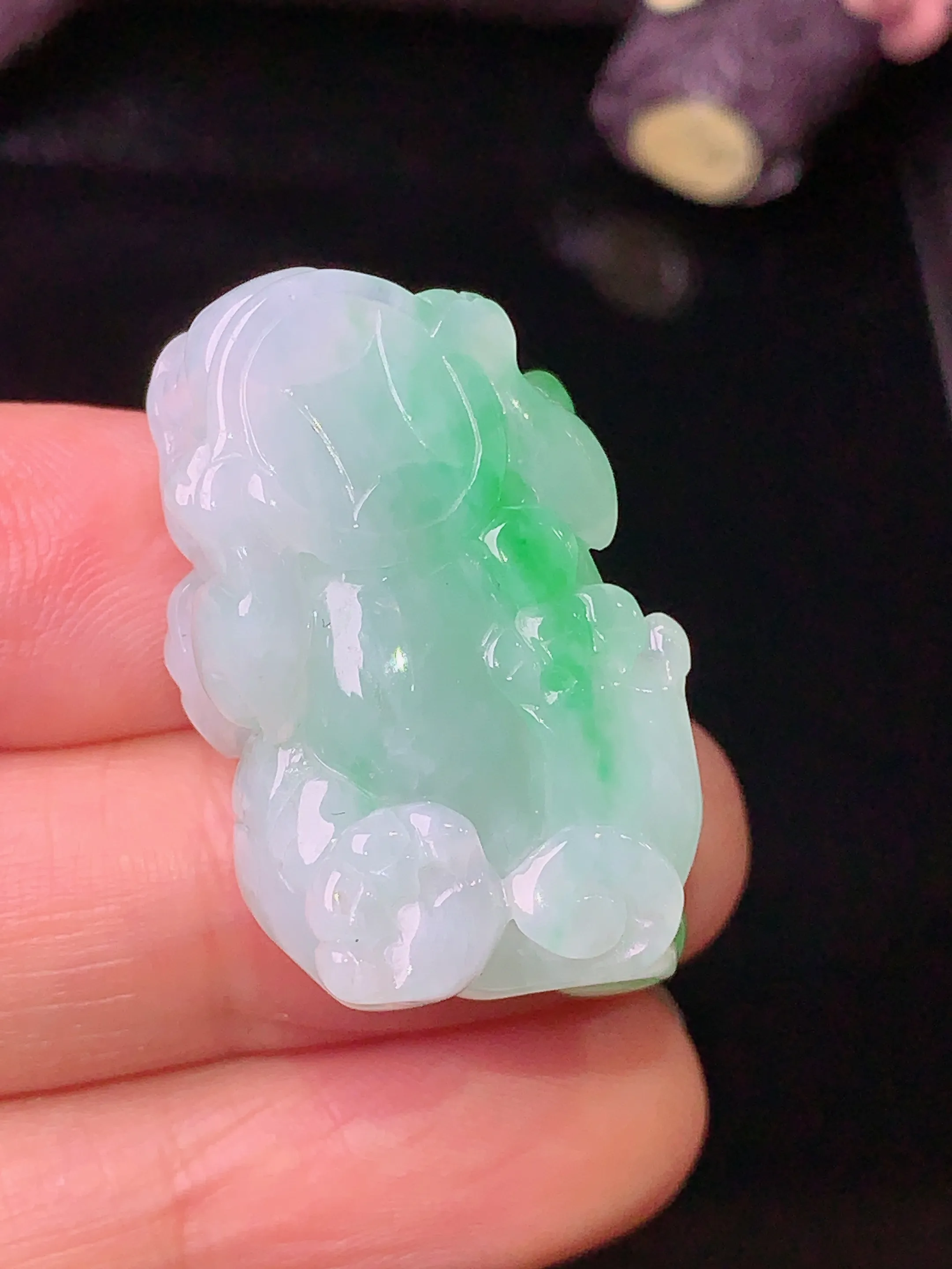飘绿貔貅吊坠 玉质细腻 色泽艳丽 整体尺寸32.5*18*12.5