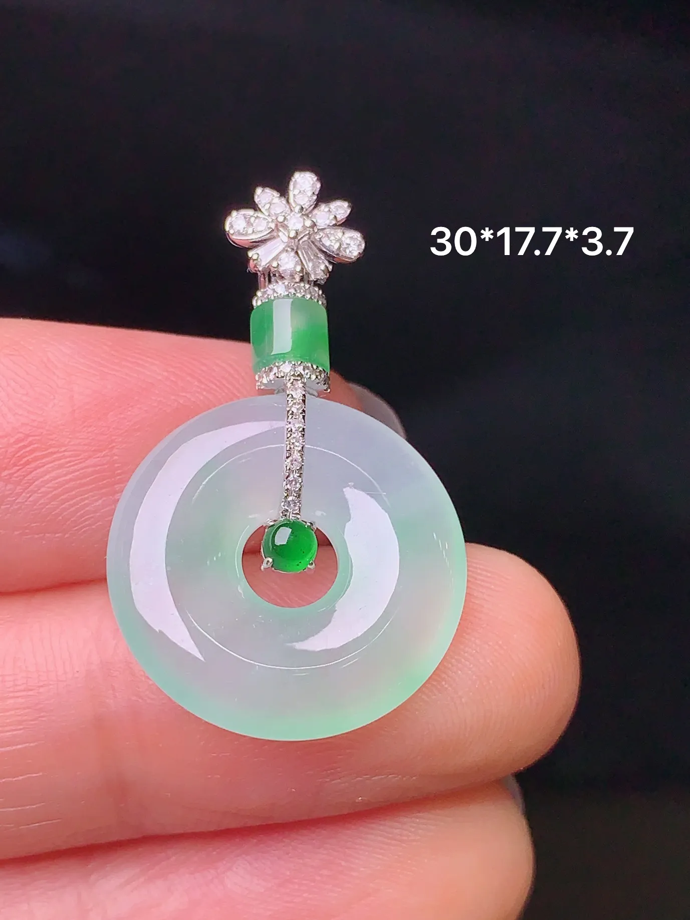18k金钻镶嵌冰种平安环吊坠 玉质细腻 色泽艳丽 整体尺寸30*17.7*3.7