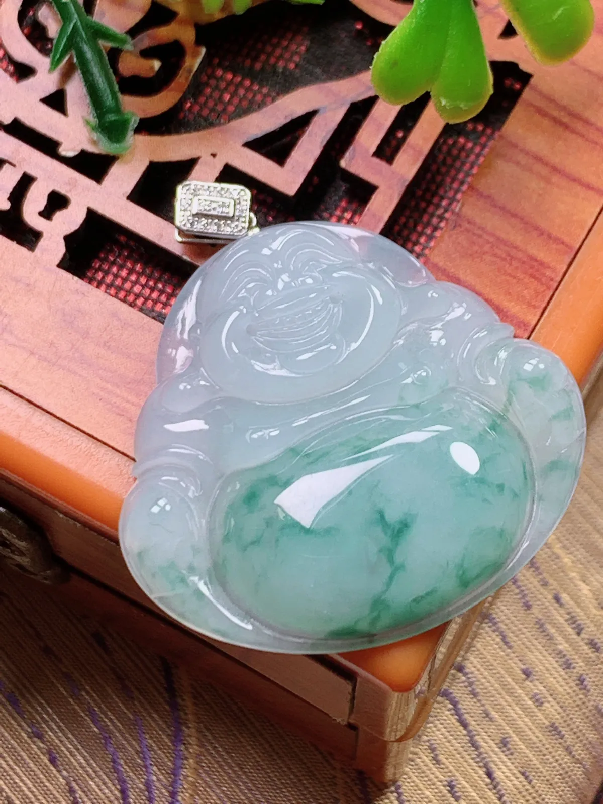 精品推荐，缅甸天然A货翡翠，18K金扣镶嵌冰种飘花佛公吊坠，种水好，颜色鲜艳，玉质水润细腻，工艺精湛