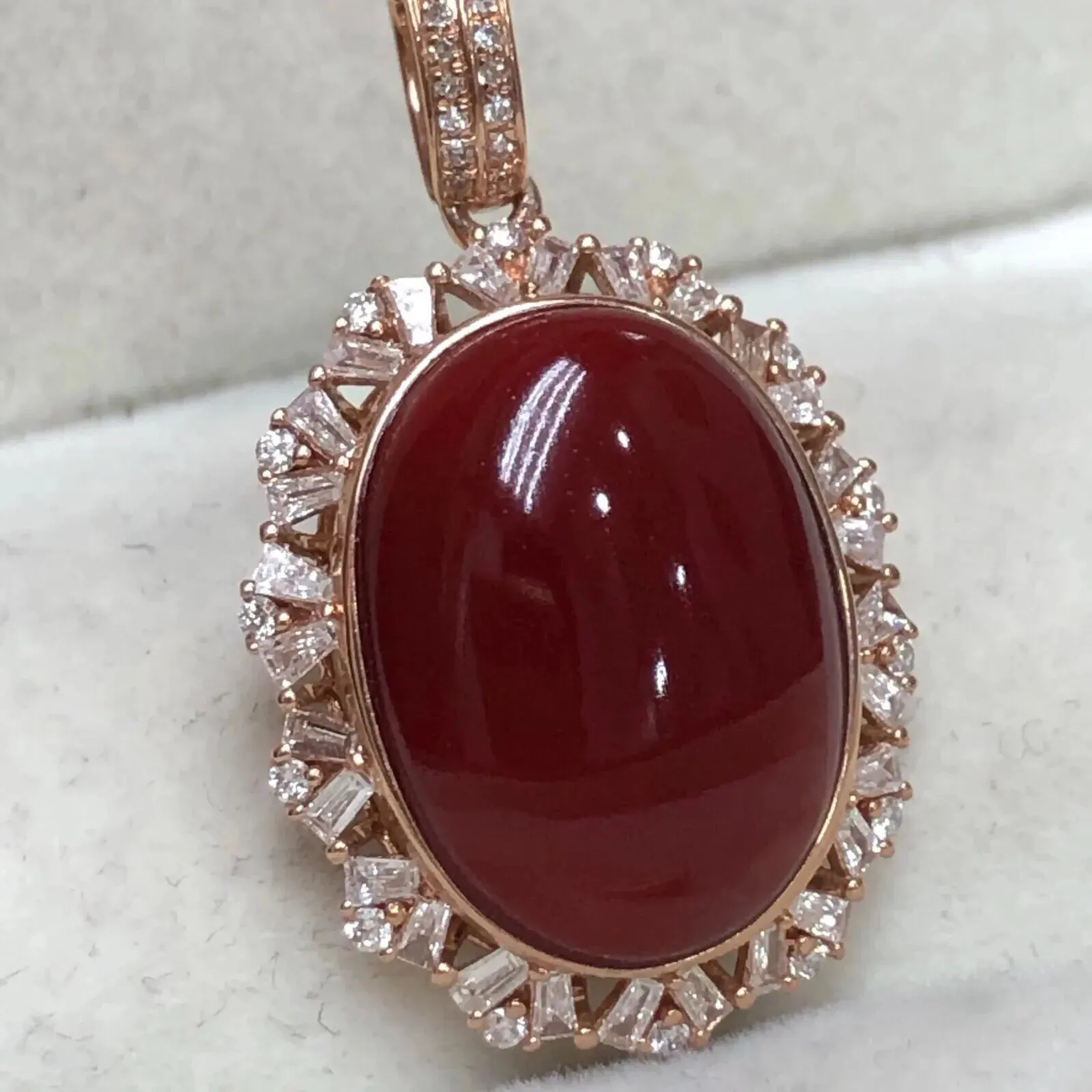 【天然阿卡赤血牛血红珊瑚满钻豪华镶嵌吊坠】天然无添加无优化，日本阿卡材料，赤血牛血红颜色，裸石尺寸16.2*12.5*5.5mm，整体尺寸27.7*16.8*6.7mm。18k金钻石满钻豪华镶嵌，重量3.3克。收藏价值高！拍照链子为银镀金链子，可送！