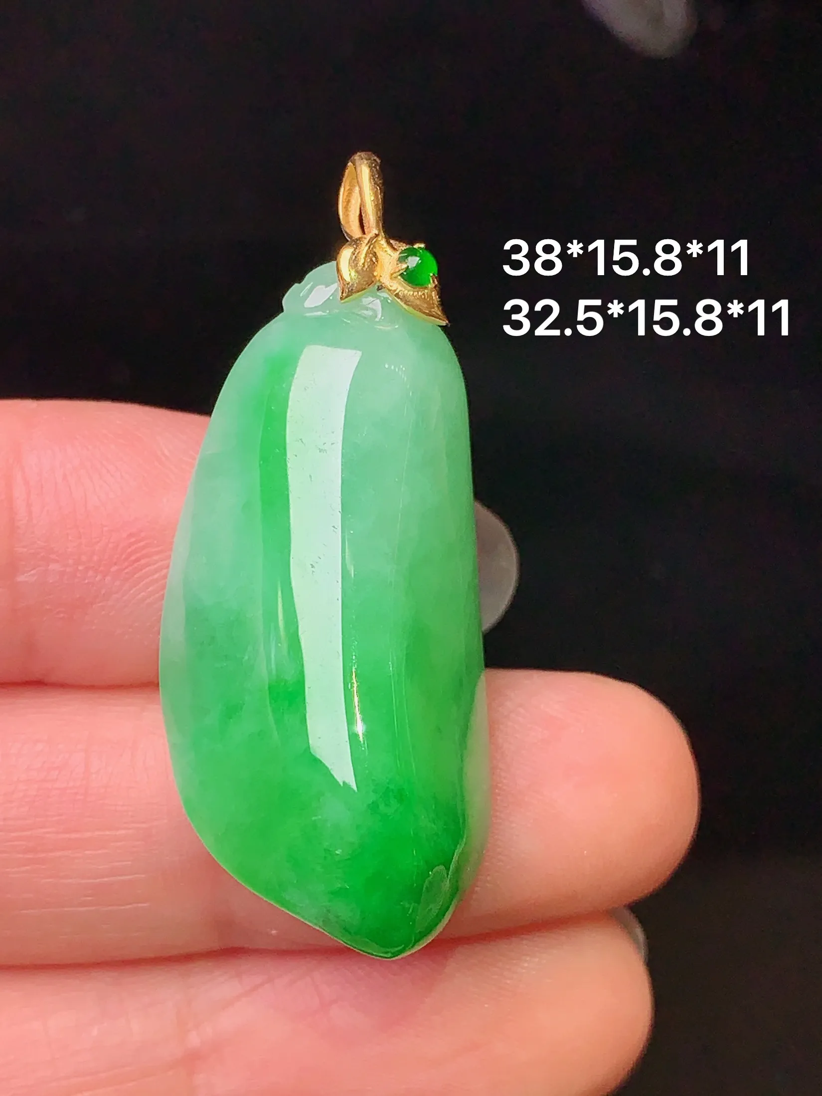 18k金镶嵌翠绿福瓜吊坠 玉质细腻 色泽艳丽 整体尺寸38*15.8*11