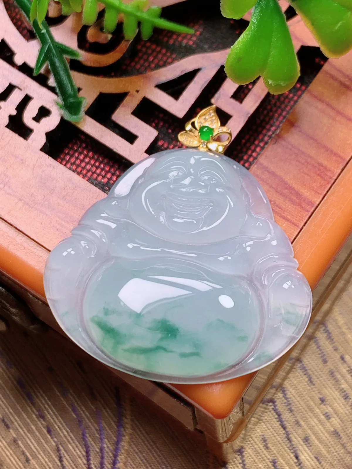精品推荐，缅甸天然A货翡翠，18K金扣镶嵌冰种飘花佛公吊坠，种水好，颜色鲜艳，玉质水润细腻，工艺精湛，佩戴效果更佳。
