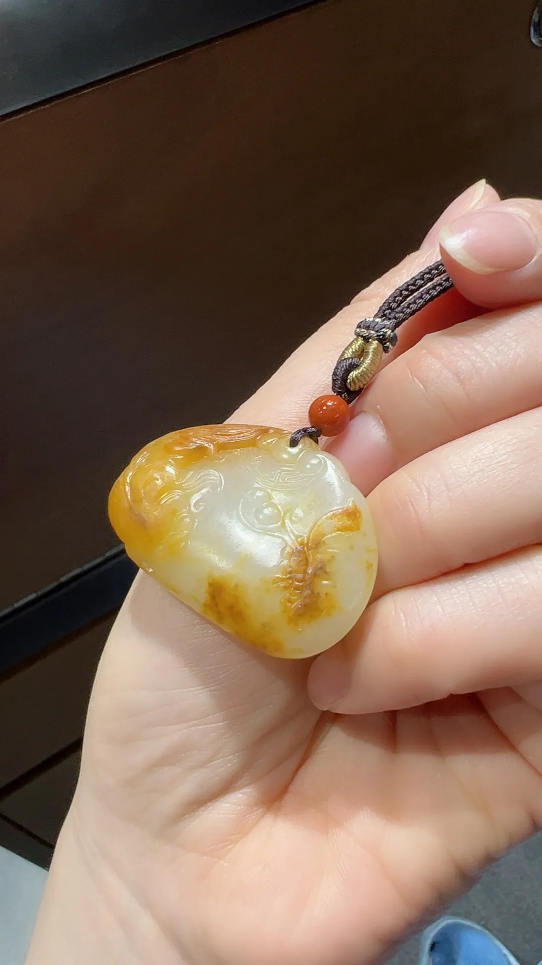 好喜欢的一枚平安锁！
很推荐 独籽黄皮白肉 工艺精美

重18克 尺寸27*37*11.4m m