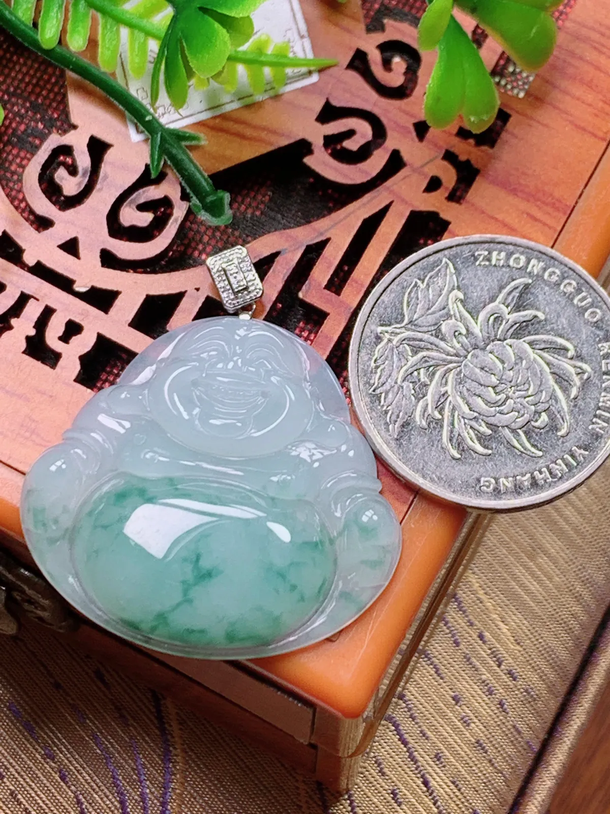 精品推荐，缅甸天然A货翡翠，18K金扣镶嵌冰种飘花佛公吊坠，种水好，颜色鲜艳，玉质水润细腻，工艺精湛，佩戴效果更佳。