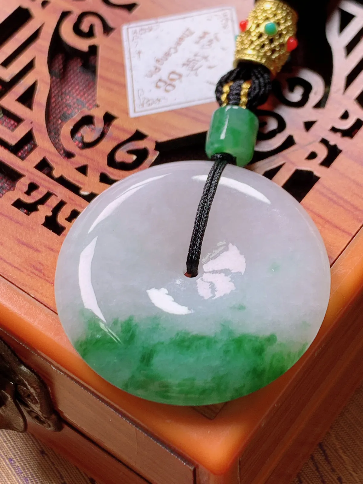 精品推荐，缅甸天然A货翡翠，飘花平安扣吊坠，种水好，颜色鲜艳，玉质水润细腻，工艺精湛，佩戴效果更佳。